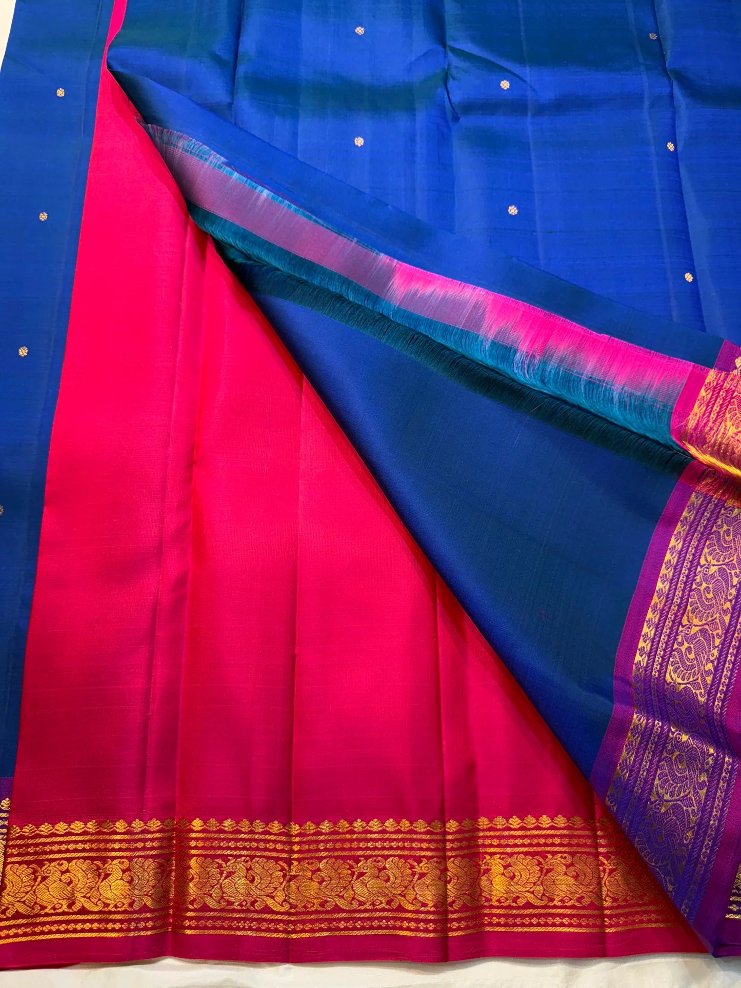 Amrita Neelam — Pure Silk Kanchipuram Saree
Sapphire Blue Body • Vadamalli Purple Zari Borders • Rani Pink Brocade Pallu
Antique Gold Coin Buttas • Handwoven Korvai Weave • Regal Festive Finish
Silk Mark Certified ✅ • Free Shipping within USA • Ships in T