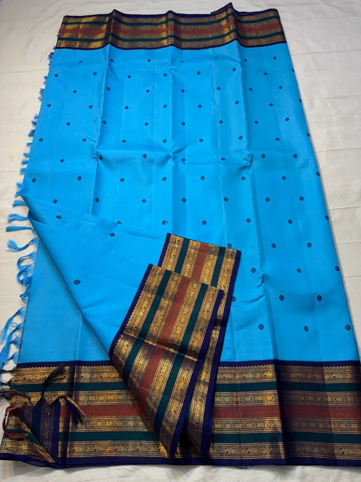Sapphire Silk Thread Butta — Pure Silk Kanchipuram Saree
Aqua Blue Body with Navy Buttas & Dual Zari Borders ✨
Retta-Pettu Navy Pallu with Temple Edging 🪔
Silk Mark Certified ✅ | Free USA Shipping 🇺🇸 | Ships in Two Weeks