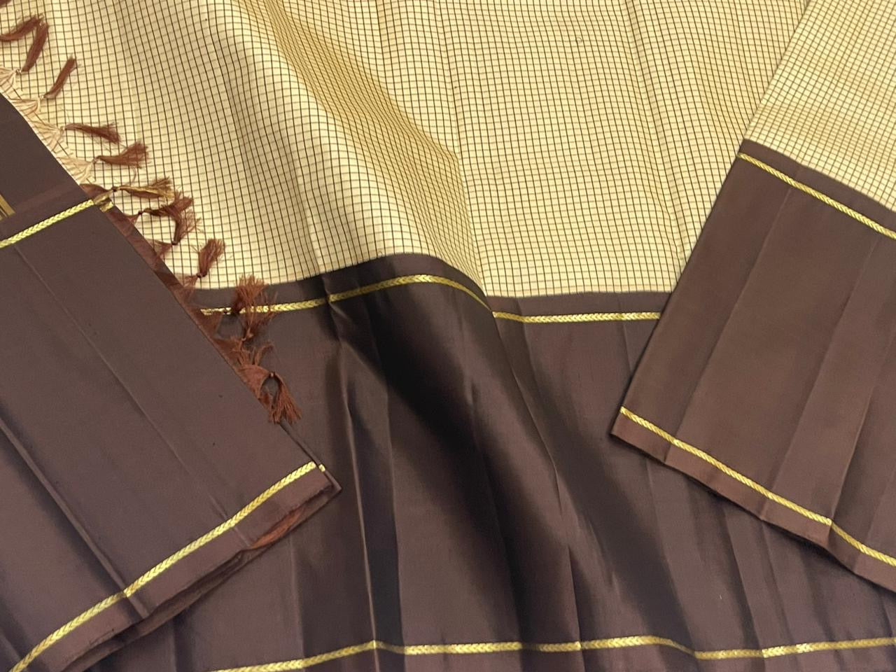 ✨ Siri Kattam — Pure Silk Kanchipuram Saree ✨
A refined butter-cream micro kattam body paired with deep coffee-brown panels, gold rope-zari borders and a zari pallu.
Silk Mark Certified • Free USA Shipping • Ships in 2  weeks , blouse stitching $30