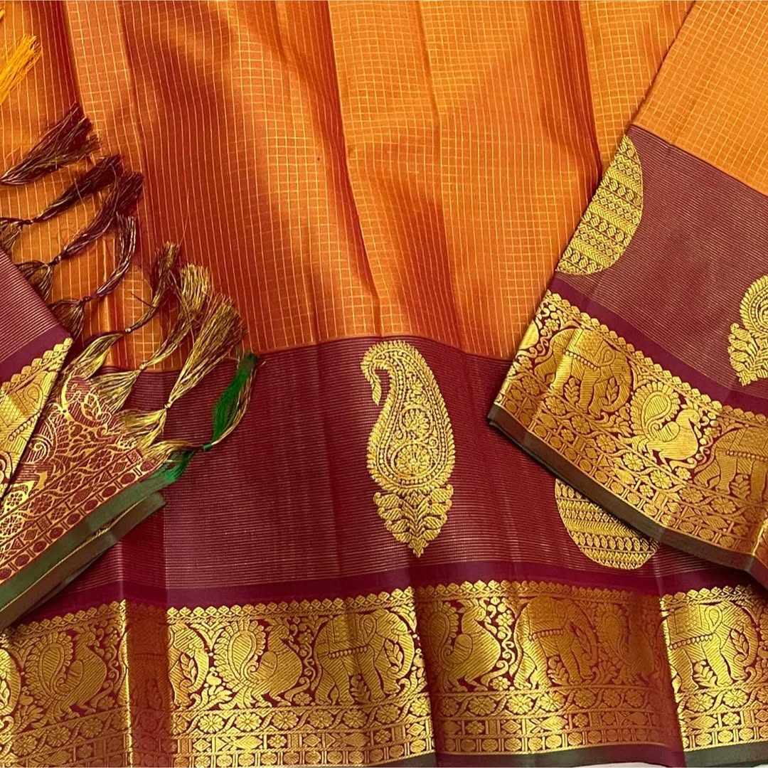 Ushas — Rust Orange Pure Kanchipuram Silk Saree
Radiant Rust Orange Oosi Kattam body with ornate Paisley 2gm Zari ✨
Arakku Red Vanasringaram, Muthuseer & Kamalam border with Fishpettu
Exquisite Arakku Red diamond-pet grid Zari pallu green selvedge