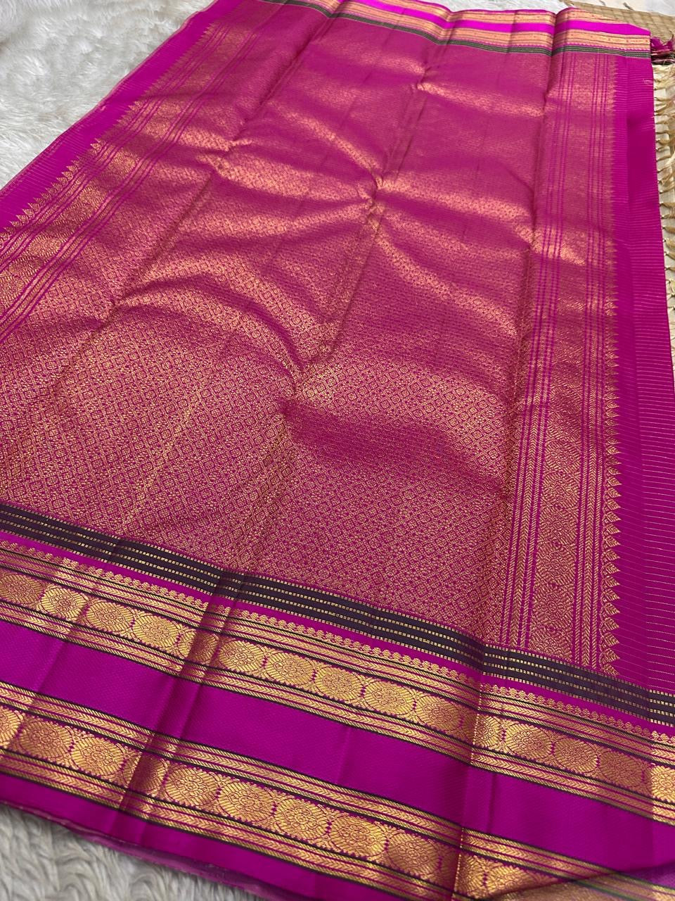 Jasmine Fuchsia — Pure Silk Kanchipuram Saree
Pearl-Ivory Body with Gold Buttas & Rani-Fuchsia Korvai Border ✨
Silk Mark Certified • Free USA Shipping • Ships in 2 Weeks✅