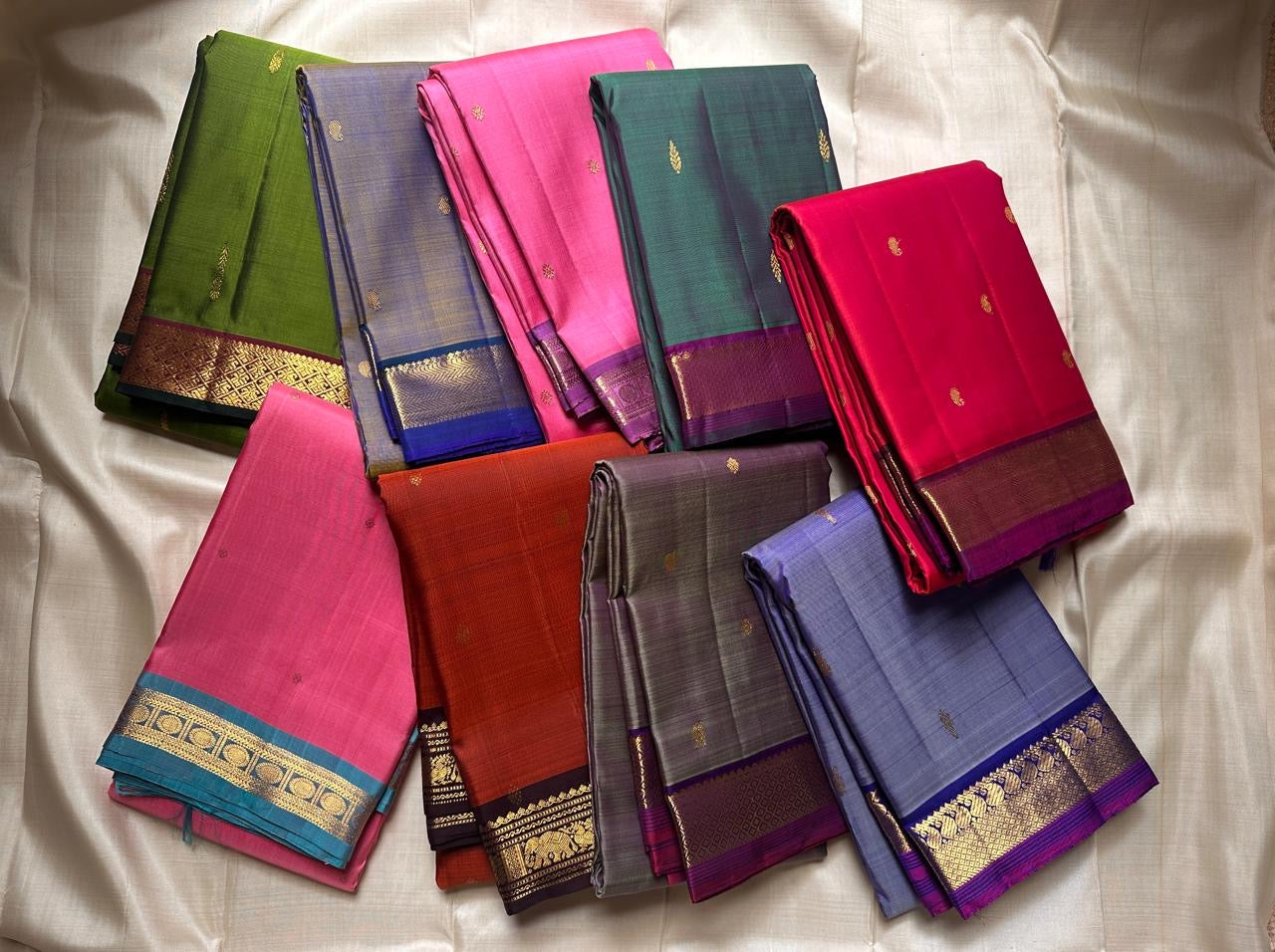 Varnam – Leaf Green Pure Kanchipuram Silk Saree with Gold Zari Buttas, Trellis Design Arakku Border, and Contrast Maroon Zari Pallu