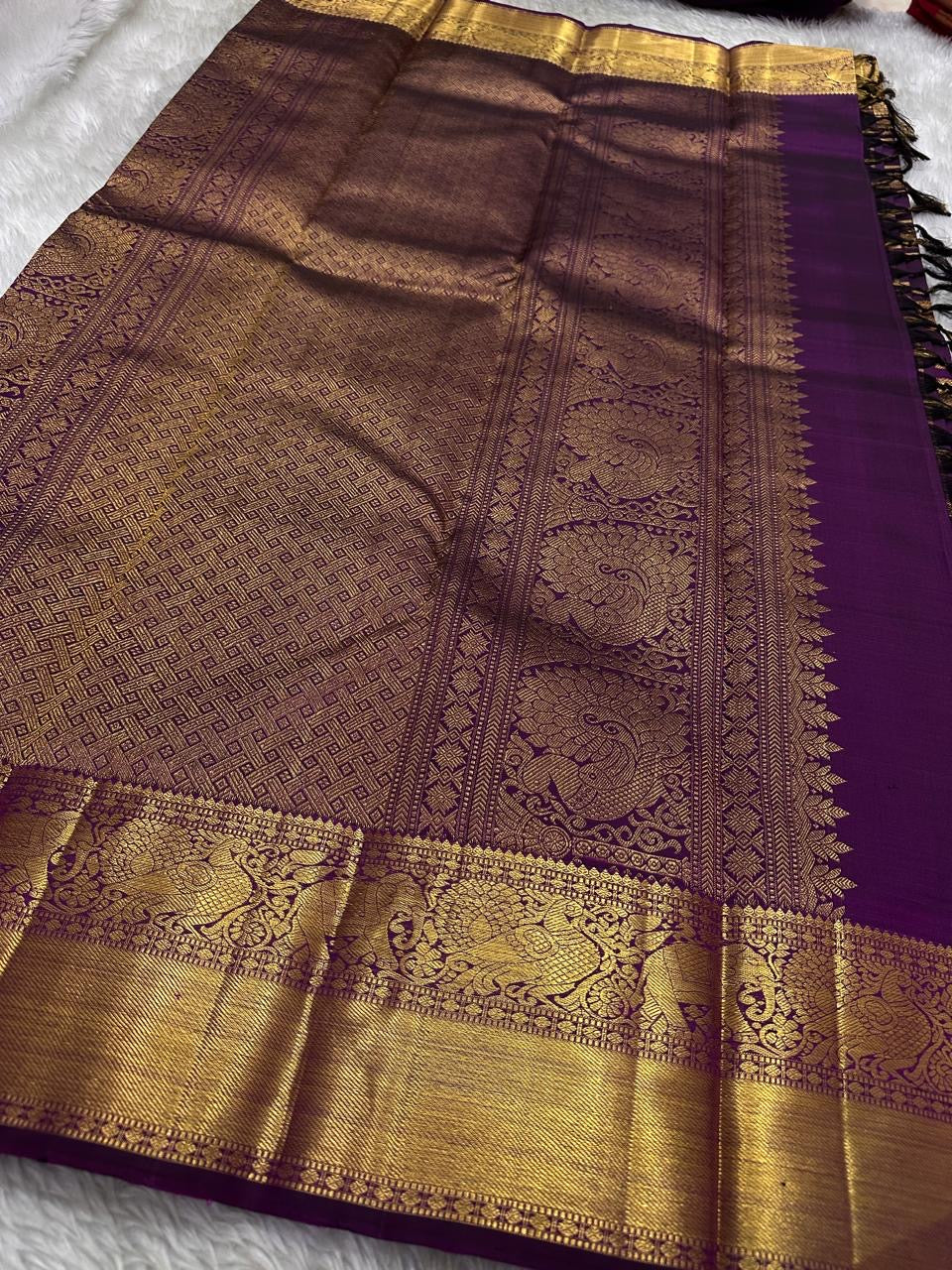Nayaki ✨ — Deep Jamun (Naaval Pazham) Pure Silk Saree
With Zari Kattam Checks Across the Lustrous Body
Featuring Rare Gandaberunda Motifs in Gold Zari
Broad Elephant-Adorned Border in Heritage Weave
Grand Jamun Pallu with Rich Zari Brocade Artistry