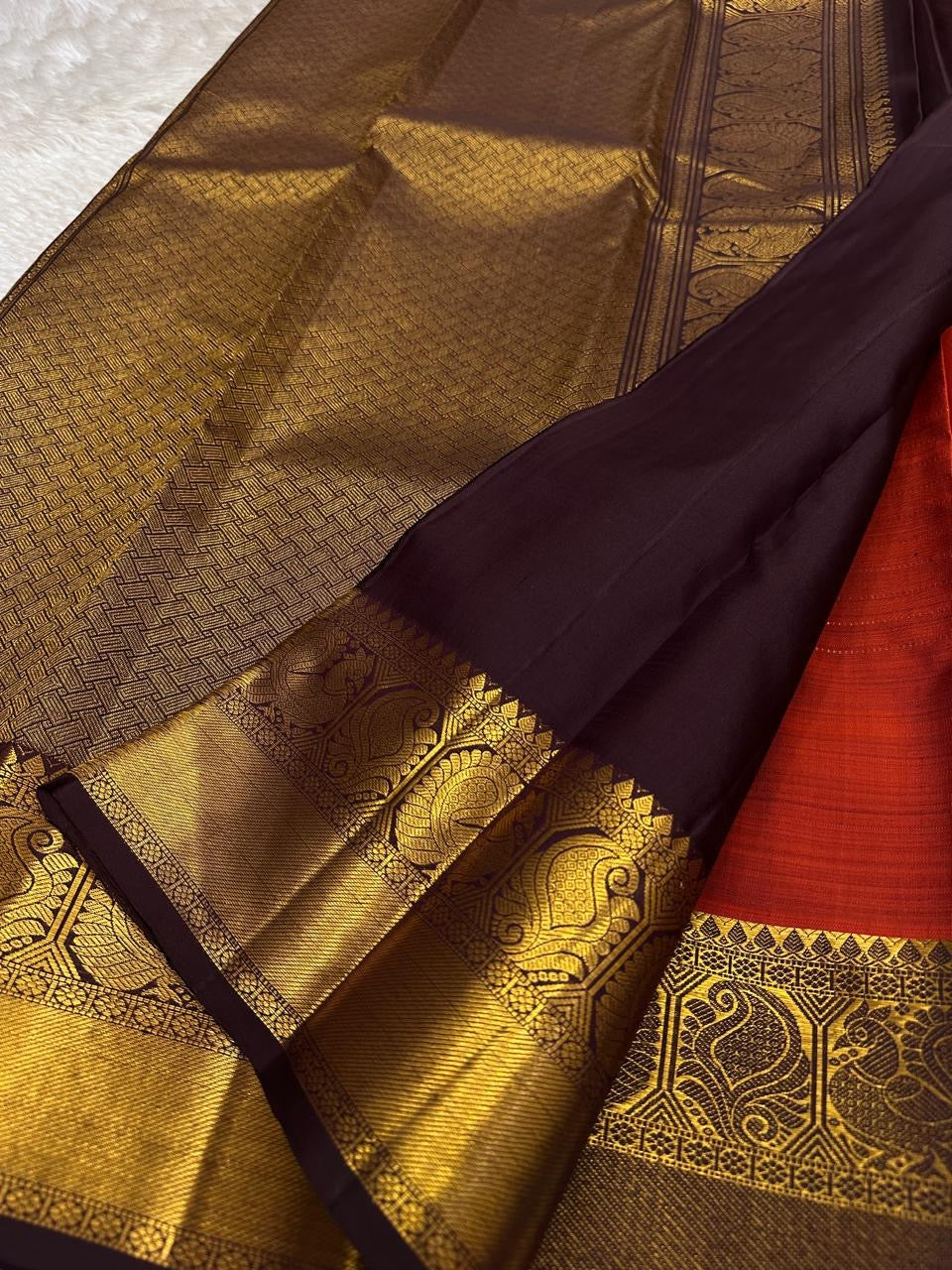 Rust Orange Chakram — Korvai Kanchipuram (Pure Silk)
Deep Aubergine Contrast Border & Diamond-Jaal Pallu
Peacock–Mango (Mayil–Mankolam) Zari Panels • Temple Edging
Handloom • Running Contrast Blouse with Zari Border
Silk Mark Certified • Ships in Two