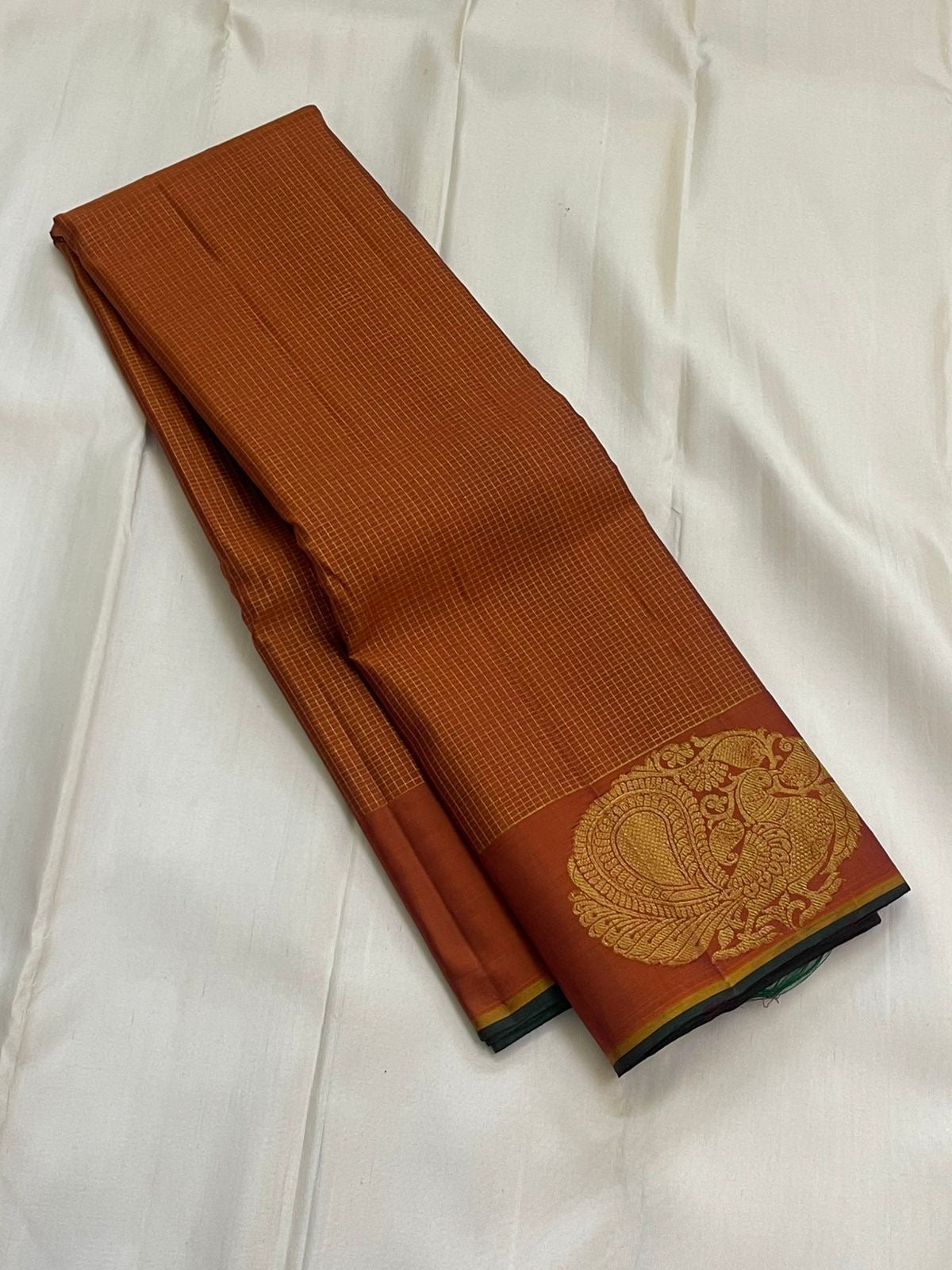 Rust Sorgavasal Mayil – Podi Kattam Pure Kanchipuram Silk Saree
Rust micro-checks with gold sorgavasal peacock chakram border
Brocade gold pallu & running blouse with border
Silk Mark Certified | Fall & Pico Done
Free Shipping (1week)