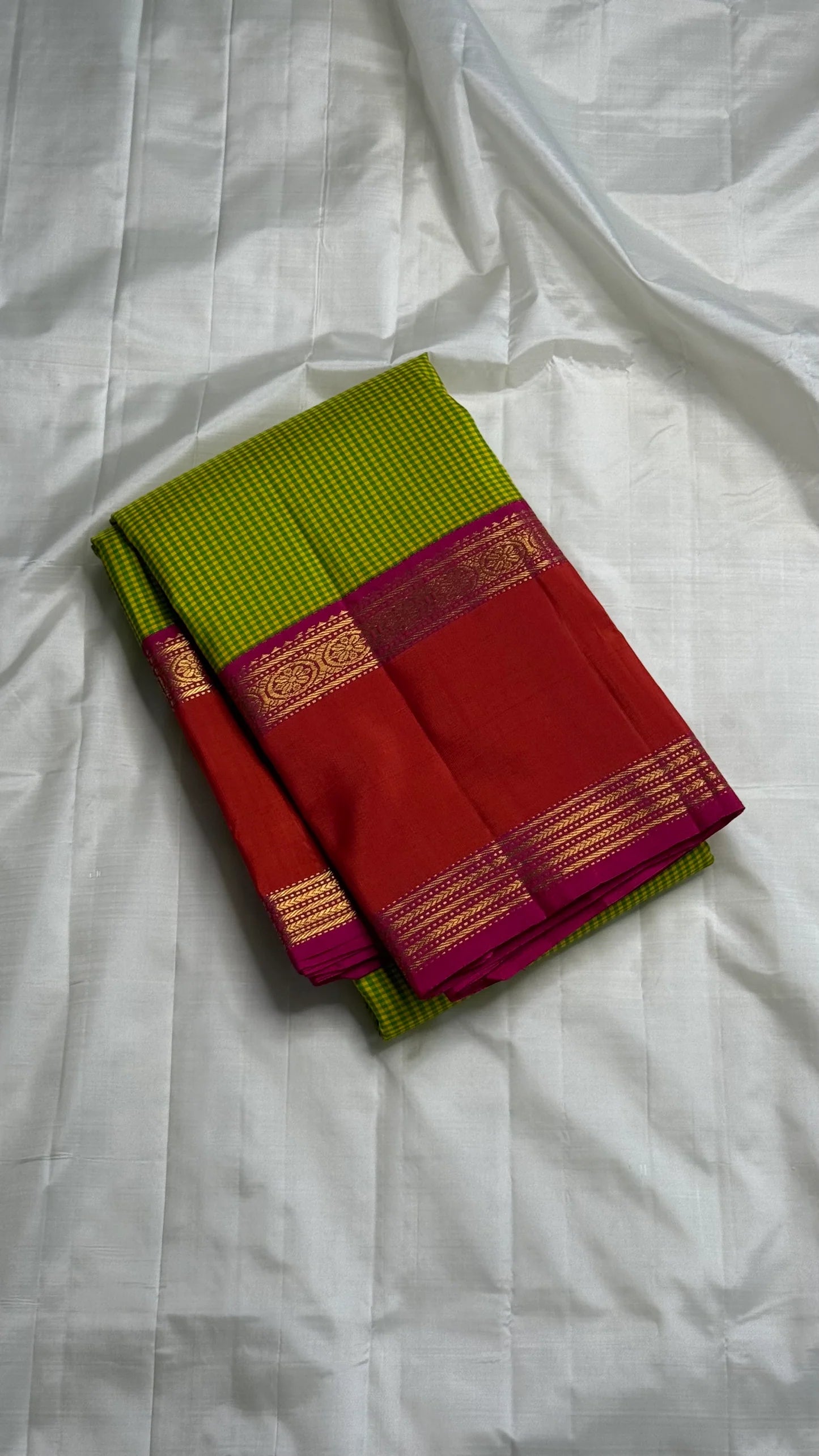 Ilai Pachai & Vermilion Korvai Pure Silk Kanchipuram Saree
Parrot-green kasa kasa kattam checks with vermilion borders & rani-pink pallu
Silk Mark Certified • Ships in two weeks • Free Shipping within USA