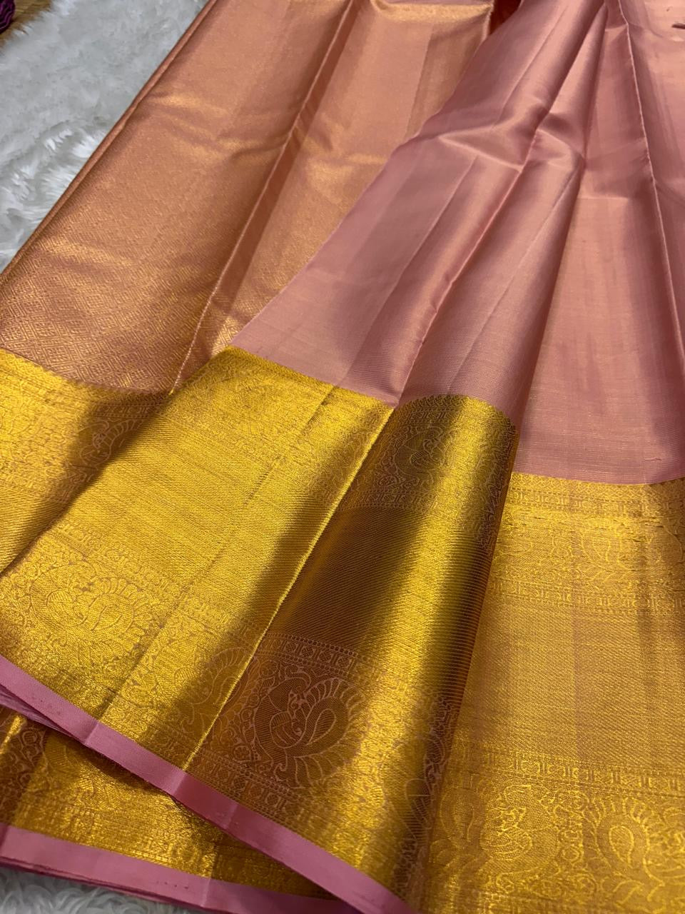 Varnika – Handwoven Kanchipuram Silk Saree in Rose Gold Pink
Graceful and radiant, this rose gold pink Kanchipuram silk saree features delicate gold zari paisleys and Gandaberunda motifs.