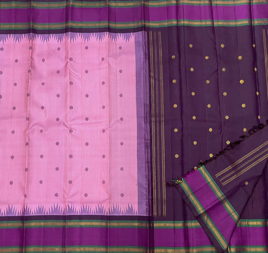 Vadamalli Reku kattam– Pure Silk Kanchipuram Saree
Plum-purple body with gold floral buttas & rettai-pettu borders
Pink checked reku pallu; contrast checked blouse included
Silk Mark Certified | Free Shipping within USA
Ships in 1 Week | Fall & Pico