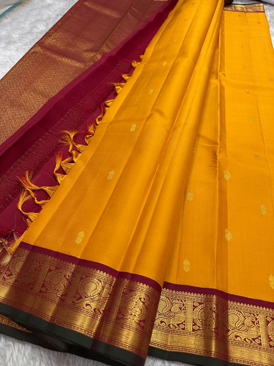 🌼 Marigold Kungumam Annam — Korvai Kanchipuram Pure Silk
Sun-marigold body with tiny mango buttas ✨
Kungumam maroon korvai borders with majestic Annam (peacock) panels
Rich maroon brocade pallu with diamond jaal & kaddi bands
Silk Mark Certified |
