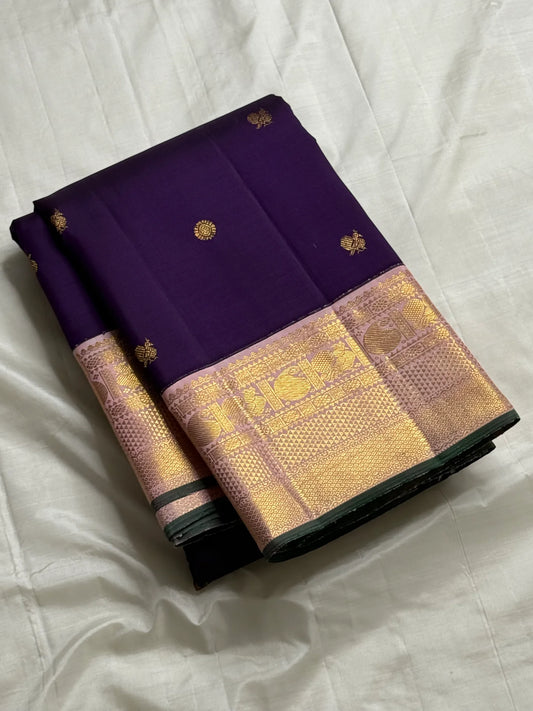violet Sorgavasal mayil — Pure Silk Kanchipuram Saree
Deep violet body with antique-gold zari chakram buttas and petal-pink brocade mayil (peacock) borders
Silk Mark Certified ✅ • Ships in Two Weeks ✅ • Free Shipping within USA 🇺🇸