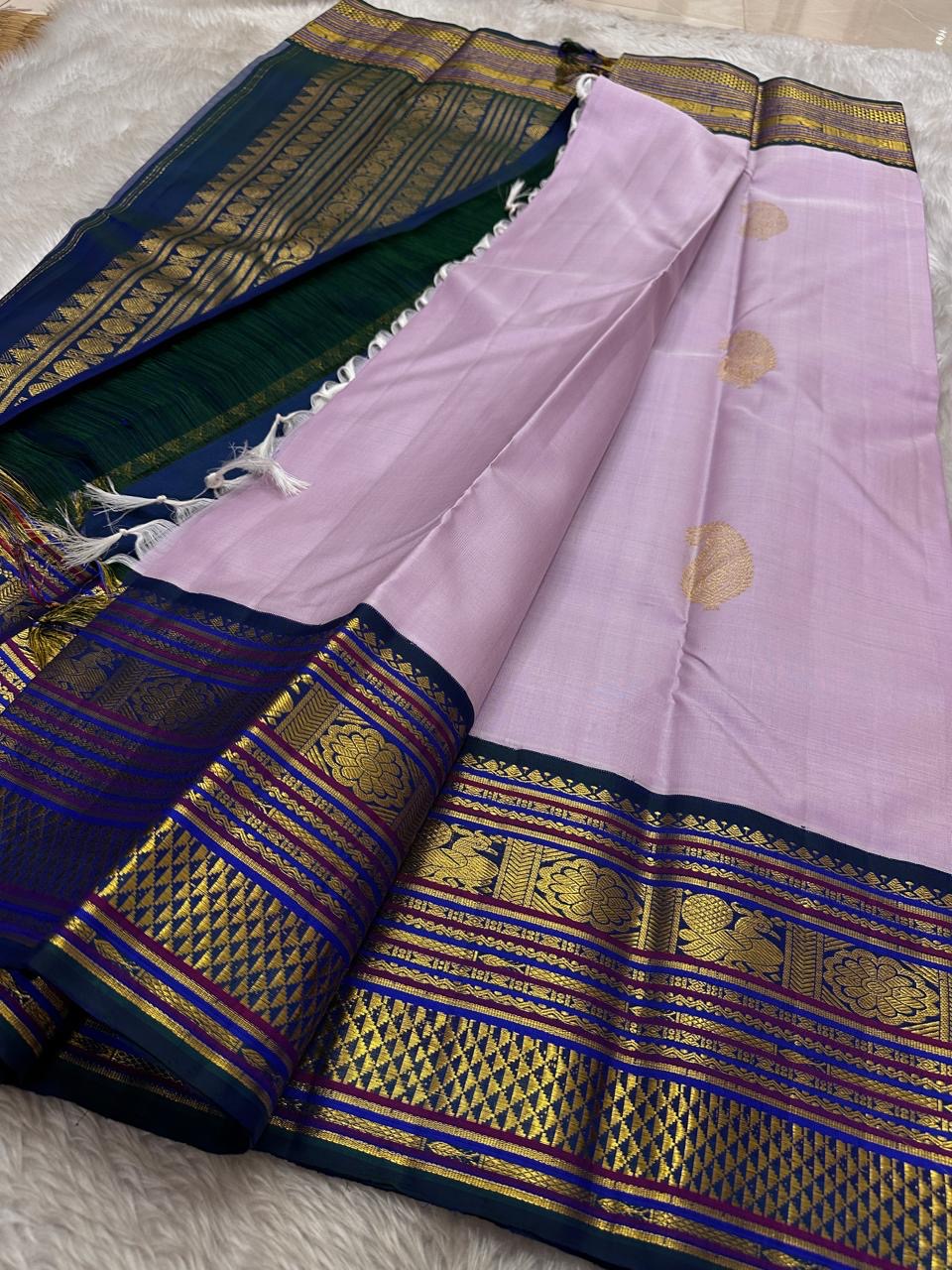 Mogra 💜✨🌿 – Lilac Kanchipuram Silk Saree with Gold Paisley Buttas, Navy Blue shot green Varisaipet Zari Border featuring Arai Madam, Vanki Pettu, Peacocks 🦚 & Contrast Silk Thread Accents
