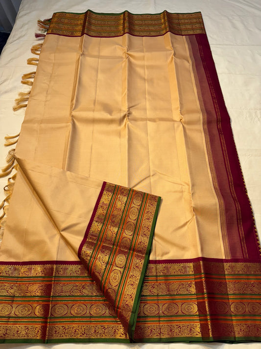 Almond Aura — Korvai Grand Border | Pure Kanchipuram Silk ✨
Almond-beige body with antique-gold chakra border & gold brocade pallu 🌸
Silk Mark Certified • Free Shipping within USA • Ships in Two Weeks ✅
