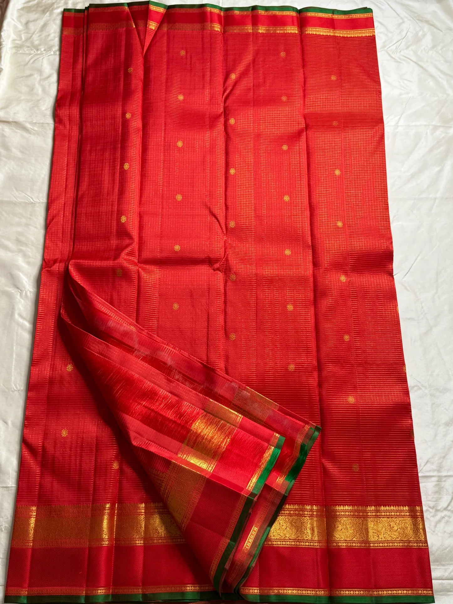 Hema – Bright Red Pure Silk Saree with Golden Zari Kattam
Featuring Baby Buttas and a Green Selvedge for a Subtle Contrast
Red Borders with Vanasringaram & Kamalam Motifs in Fine Zari
(available on pre-order 6 weeks)
