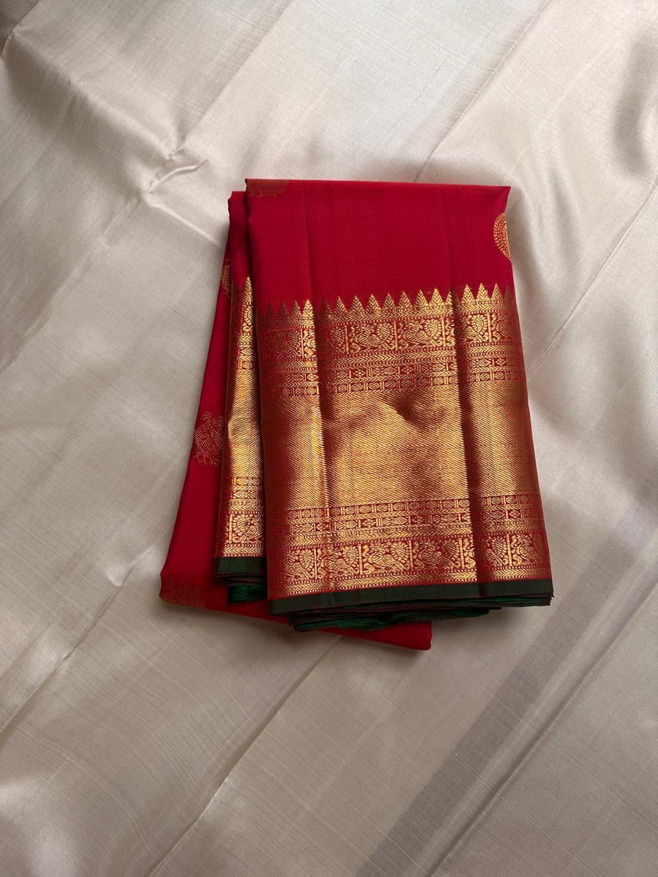 Srinagar Red Mayil Kamalam — Pure Silk Kanchipuram Saree
Temple-red body with gold mayil kamalam buttas ✨
Emerald-green korvai borders & grand gold pallu 💫
Silk Mark Certified ✅ • Free USA Shipping 🚚 • Ships in 2 Weeks