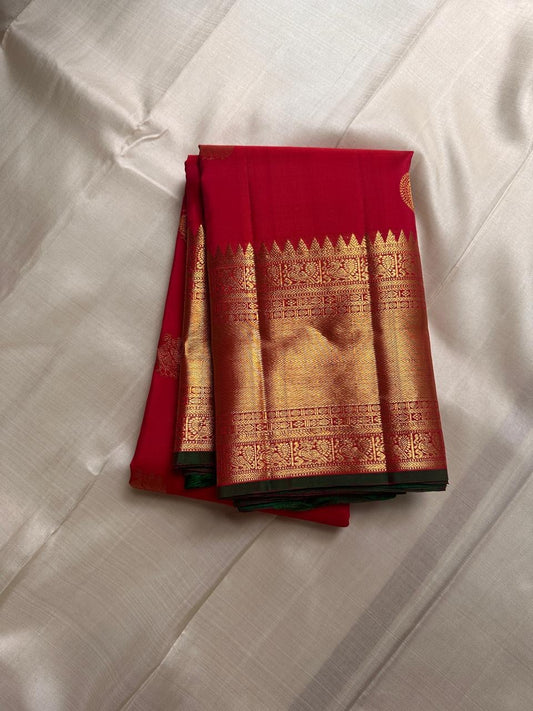 Srinagar Red Mayil Kamalam — Pure Silk Kanchipuram Saree
Temple-red body with gold mayil kamalam buttas ✨
Emerald-green korvai borders & grand gold pallu 💫
Silk Mark Certified ✅ • Free USA Shipping 🚚 • Ships in 2 Weeks