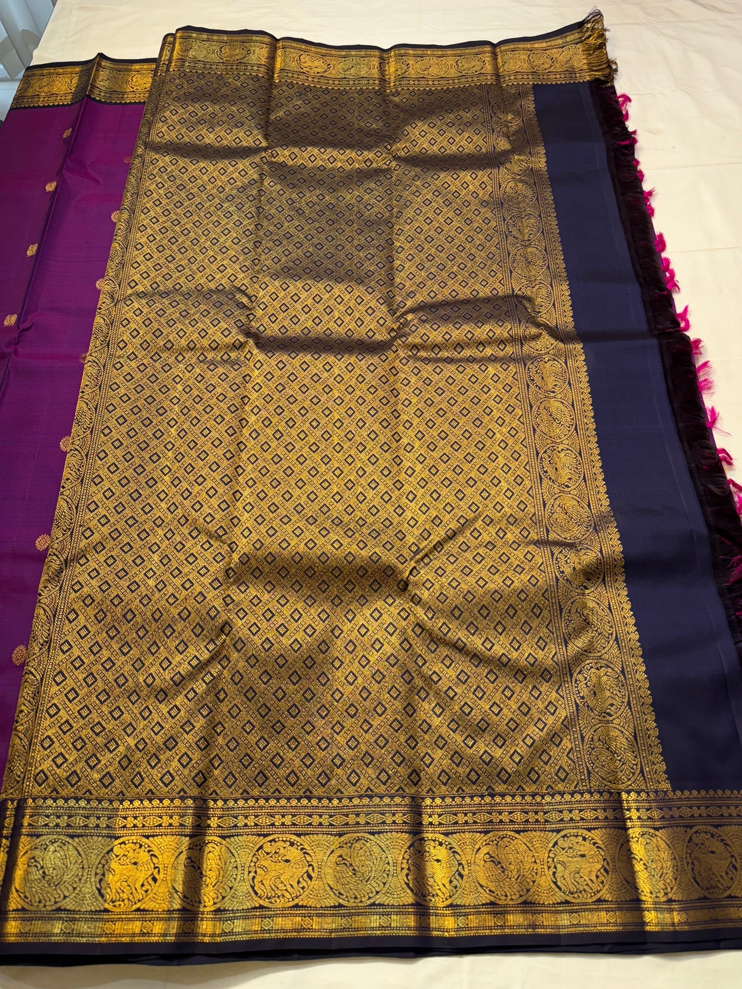 Vadamalli Svarnam • Pure Silk Kanchipuram Saree
Royal purple body with gold lion borders & brocade pallu
Silk Mark Certified • Free USA Shipping • Ships in Two Weeks ✅