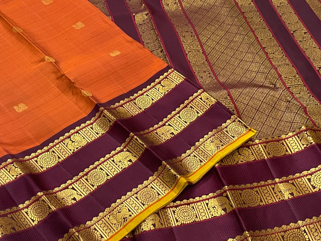 Rust Orange Varisaipet Mayil Chakram – Korvai Kanchipuram Silk Saree
Rust-orange body with gold chakram & peacock buttas
Vadamalli korvai border with varisaipet stripes & elephant motifs
Rich zari-brocade pallu | Contrast vadamalli blouse | silk mark