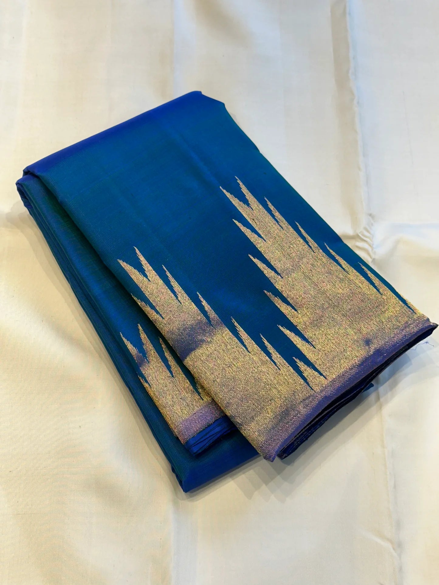 Neelam ettukol
Pure Kanchipuram Silk Saree – Deep Ocean Blue with Silver Zari Ikat Motifs
Rich 8 Kol Weave for Heavier, Denser & Lustrous Drape
Silver Tissue Pallu with Intricate Brocade Weaving
Includes Matching Blue Blouse Piece with Zari Border