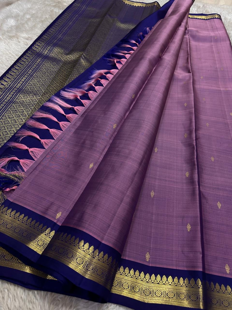 Anuragini: Lilac Mist Pure Silk Kanchipuram Saree with Dainty Gold Buttas
Deep Navy Contrast Temple Borders & grid  Zari  Pallu, Silk Mark Certified ✅
Free Shipping within USA | Ships in Two Weeks 🇺🇸