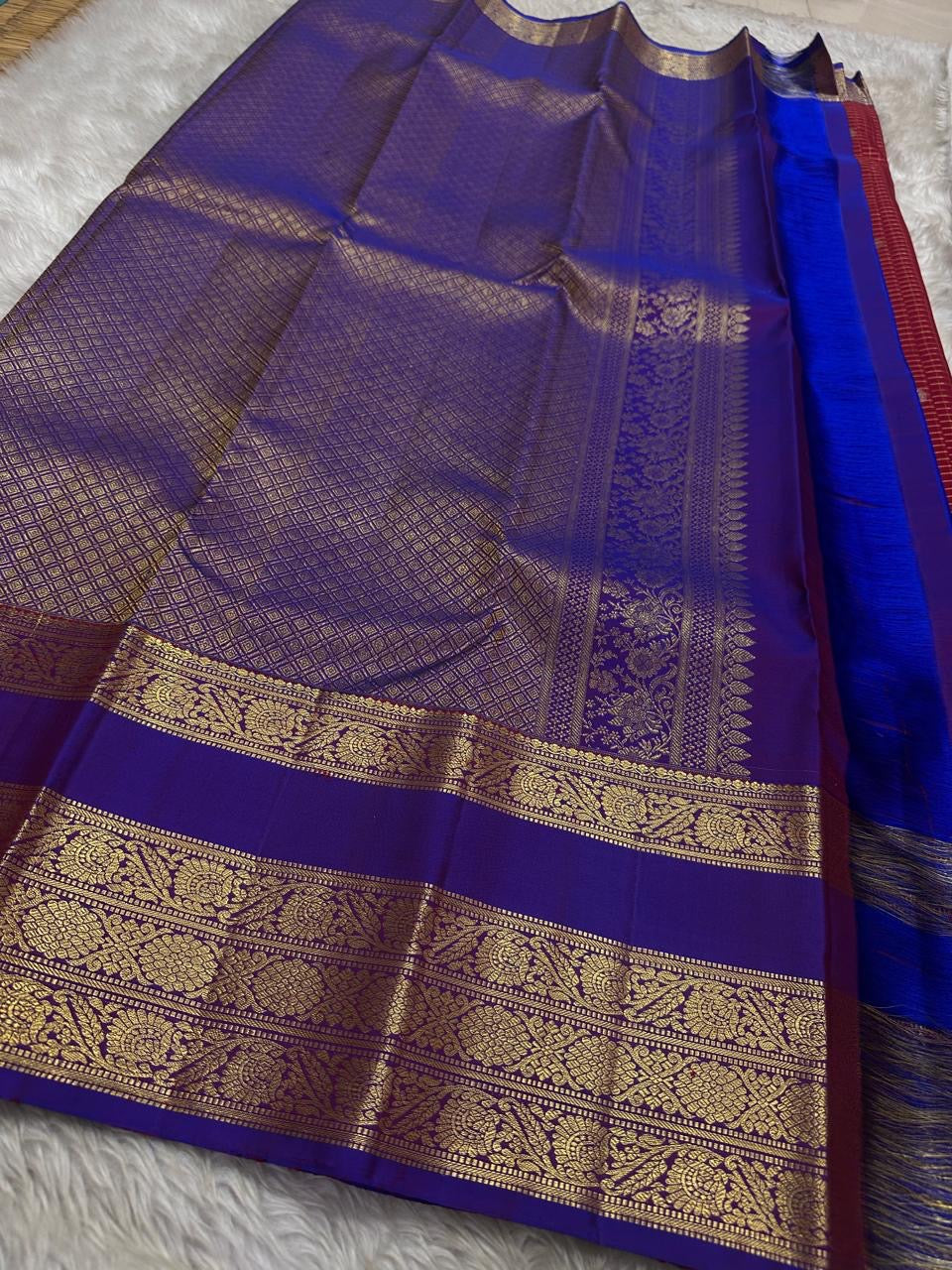 Gargi ✨ – Ruby Red Kanchipuram Pure Silk Saree
with Gold Kattam Checks & Rosette Buttas
Broad Royal Blue Korvai Zari Border 🌸
Opulent Blue Brocade Pallu with Fine Zari Weaving
A Timeless Heirloom of Elegance & Tradition