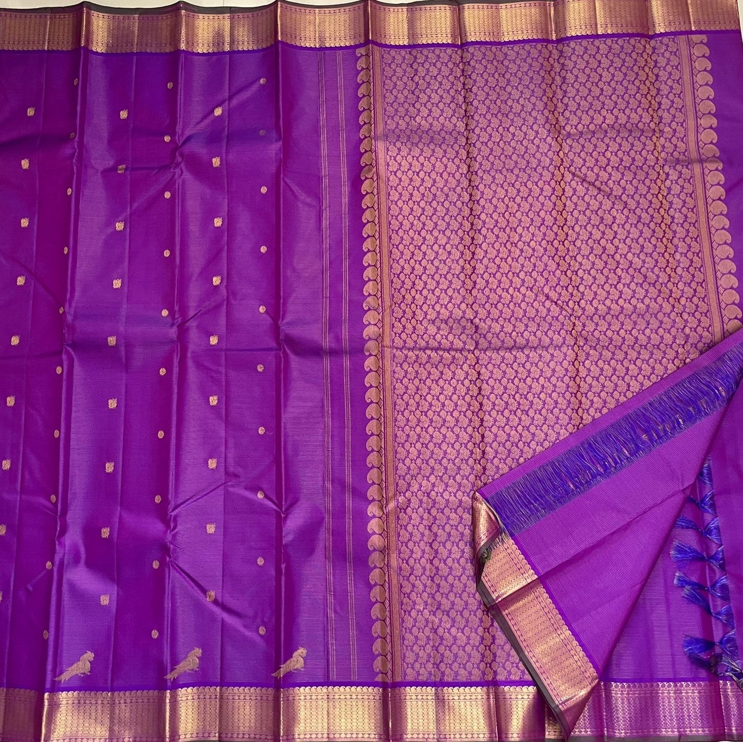 Kili Kanjivaram vairaoosi Lavender – Pure Kanchipuram Silk Saree
Lavender body with kili (parrot) & coin buttas; vairaoosi 
zari border l; rich floral pallu
Silk Mark Certified | Blouse Piece Included …pls refer description