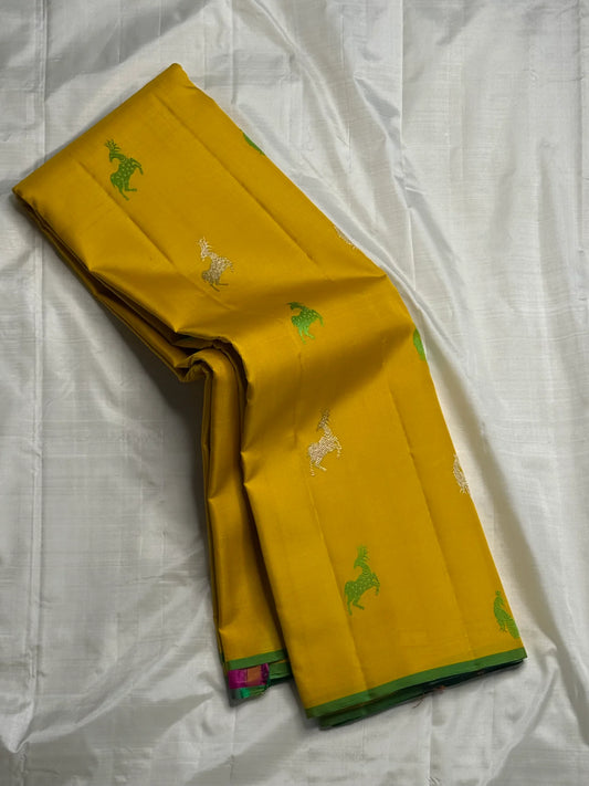 Silk Thread Deer Butta — Muted Yellow Pure Silk Kanchipuram Saree
Turmeric-yellow body with silver & parrot-green silk deer motifs · Rani-pink zari pallu with temple motifs · Green selvedge korvai border finish ✨
Silk Mark Certified ✅ | Fall & Pico Done ✅