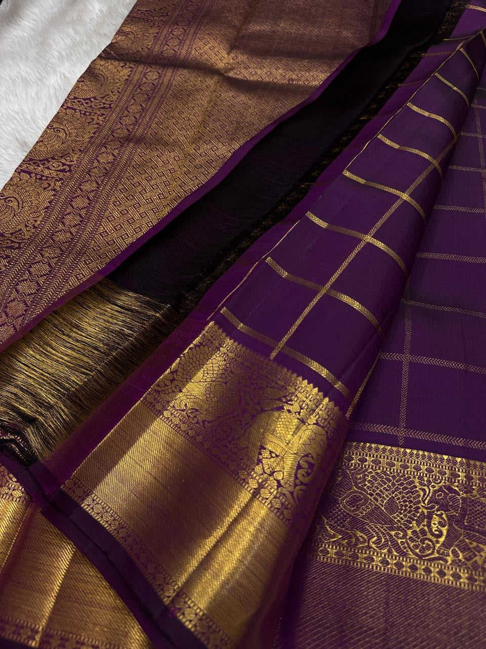 Nayaki ✨ — Deep Jamun (Naaval Pazham) Pure Silk Saree
With Zari Kattam Checks Across the Lustrous Body
Featuring Rare Gandaberunda Motifs in Gold Zari
Broad Elephant-Adorned Border in Heritage Weave
Grand Jamun Pallu with Rich Zari Brocade Artistry
