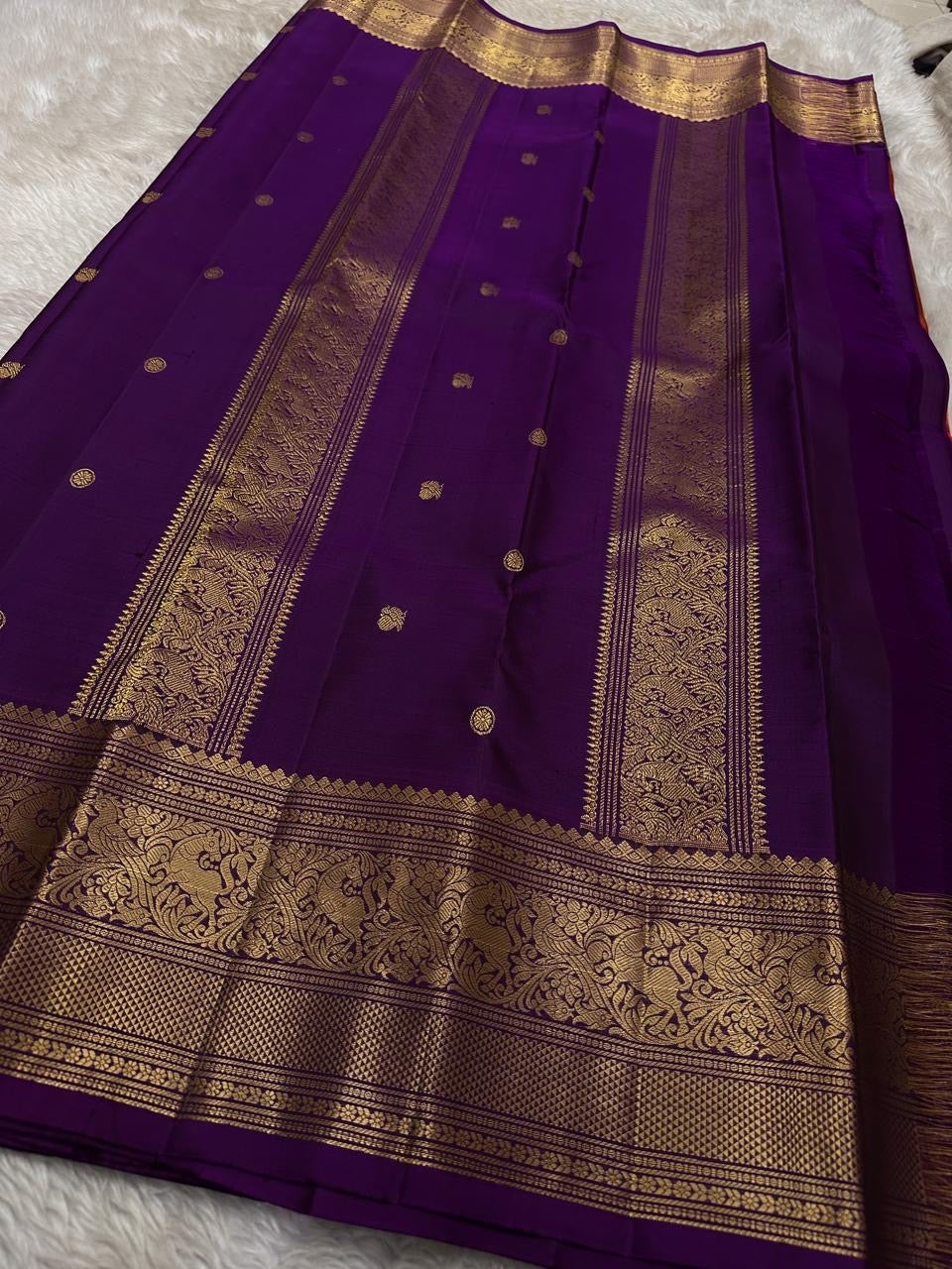 Sindhoora Valli – Orange & Violet Kanchipuram Pure Silk Saree ✨
Auspicious Orange Body with Golden Zari peacock Buttas
Violet Korvai Border with Temple-Inspired Motifs
Grand Violet Pallu with Intricate Zari Weaving
Silk Mark Certified, delivery in 2 week