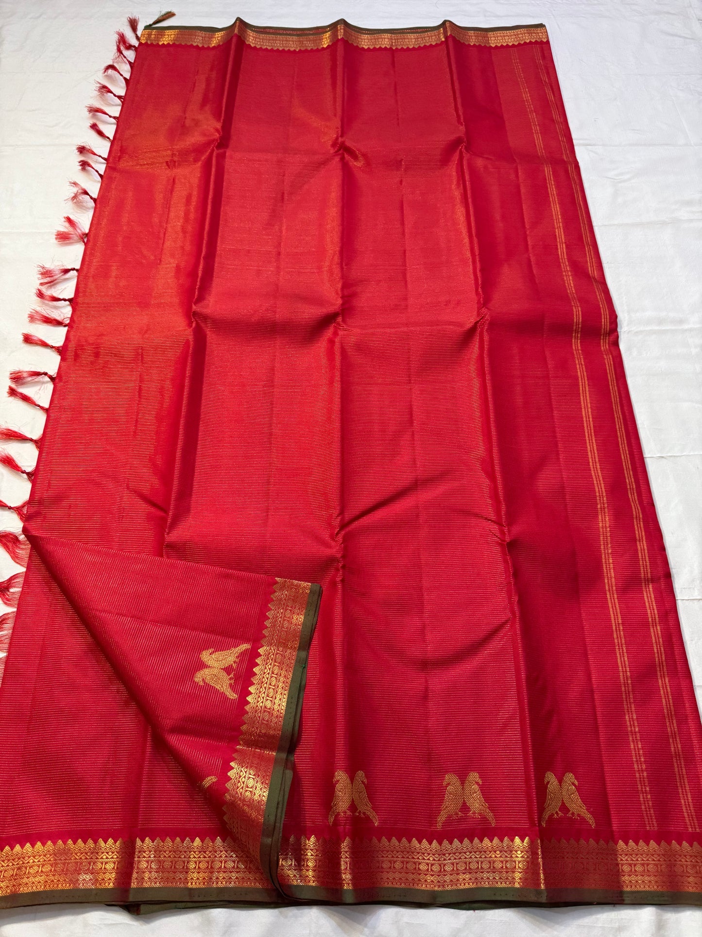 Vairaoosi milagai Kili – Red ✨ Pure Silk Kanchipuram Saree
Radiant Red Body with Gold Kili Motifs & Vanki Neli Zari Border 🕊️
Silk Mark Certified • Fall & Pico Done • Free USA Shipping • Ships in 2 weeks ✅