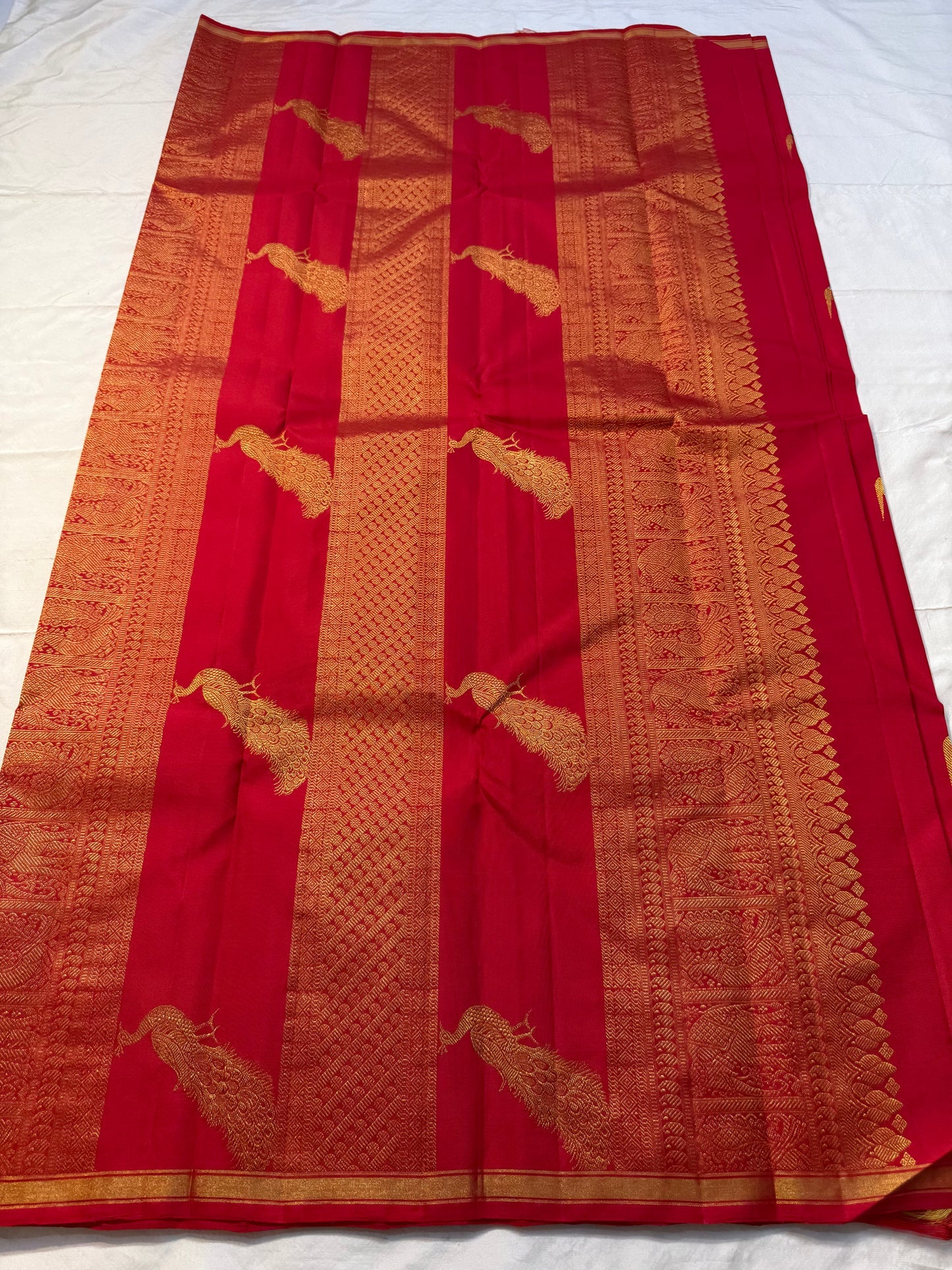 Mina Muniya ( parrot motif ) — Pure Silk Kanchipuram
Vermilion red body with golden muniya (parrot) motifs & intricate zari work ✨
Silk Mark Certified • Grand Mayil Pallu • Ships in Two Weeks • Free Shipping within USA