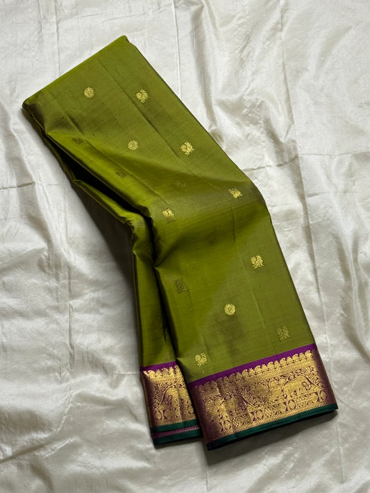 Pachai Mayura Butta – Pure Silk Kanchipuram Saree
Leaf-green body with gold floral and mayura buttas
Magenta korvai border with peacock-vine motifs
Silk Mark Certified | Free Shipping within USA
Ships in 1 Week | Fall & Pico✅ | Blouse Stitching $30