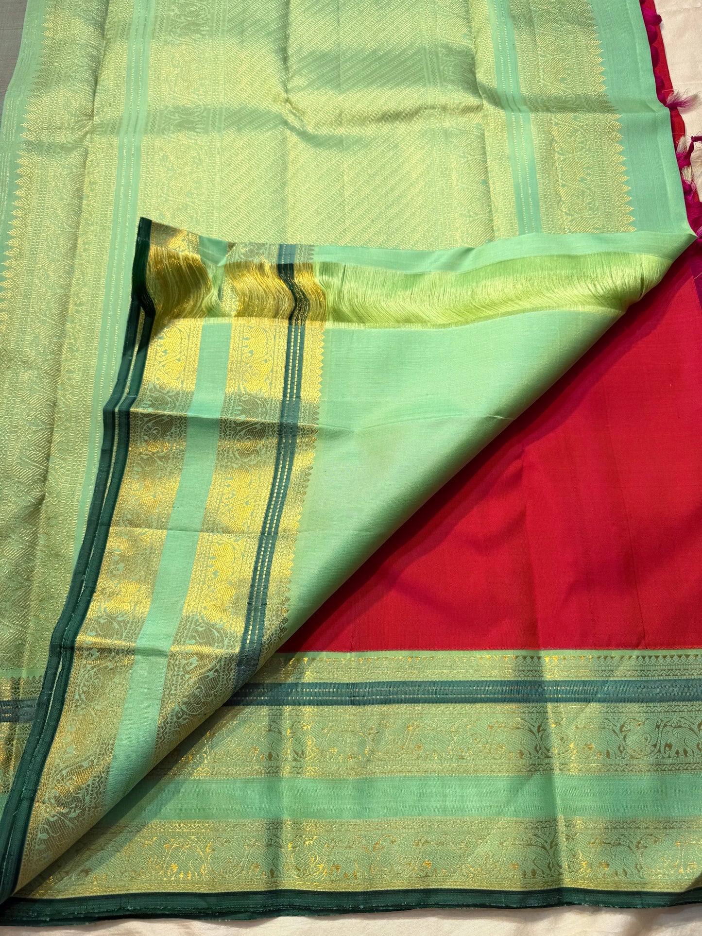 ✨ Tarakha — Rani-Pink & Mint-Pachai Korvai Kanchipuram ✨
Pure Silk | Gold Zari Surya Buttas | Mint Brocade Pallu | Contrast Blouse
Silk Mark Certified ✅ | Free USA Shipping ✅ | Ships in 1 Week ✅