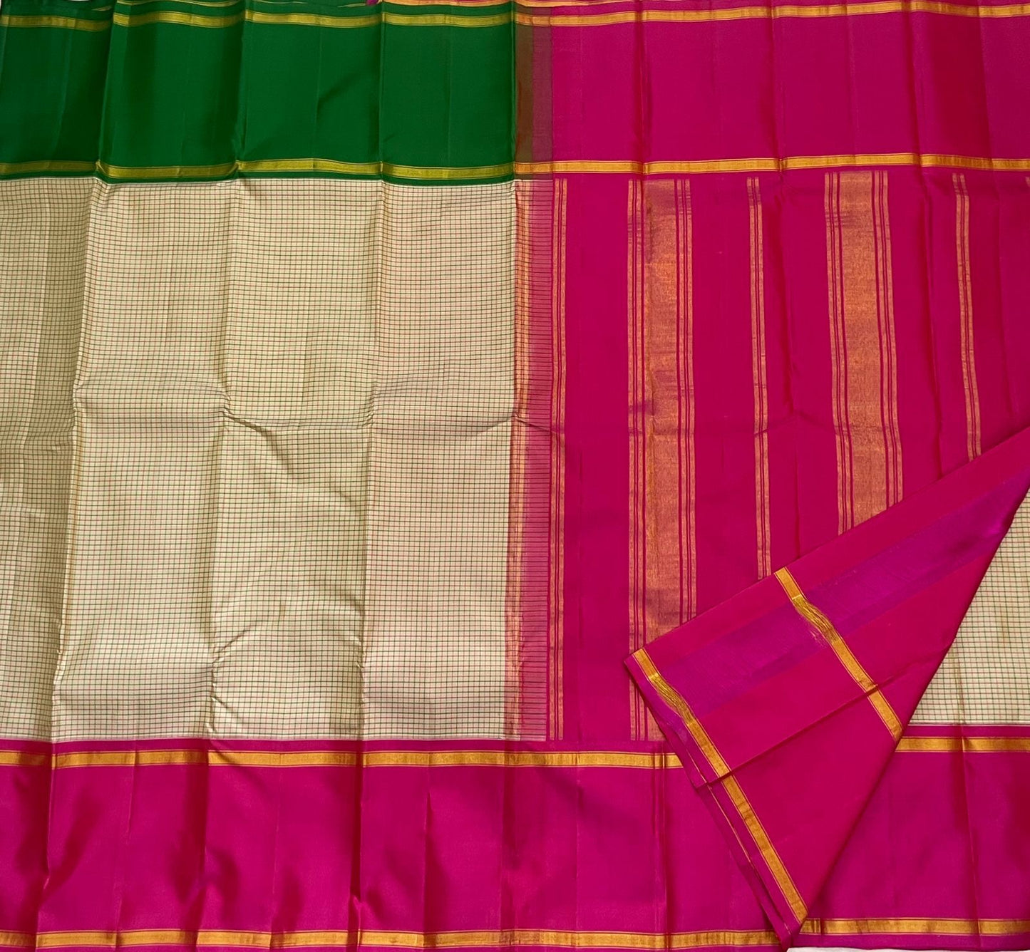 Ivory micro-checks with vibrant rani-pink korvai border & parrot-green blouse ✨
Silk Mark Certified • Fall & Pico Done • Free USA Shipping • Ships in 2 Weeks ✅