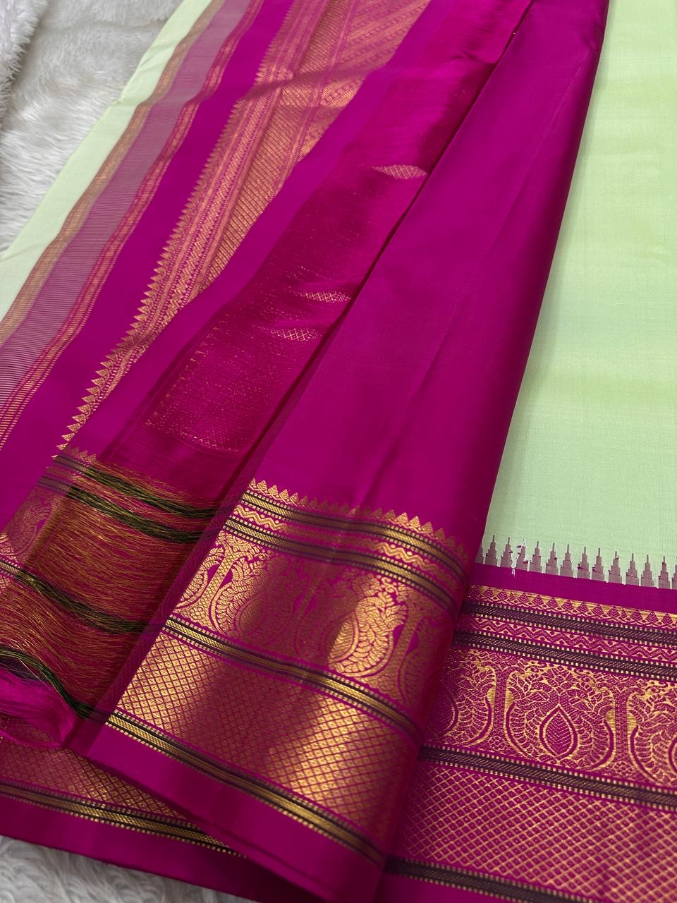 Mohana πΏβ¨ β Graceful Cardamom Pistachio Green Pure Kanchipuram Silk Saree with Handwoven Zari Peacocks π¦, Deep Purple Peacock Border ππ¦, Pillayar Moggu Detailing πΊ, & Intricately Woven Grid Zari Pallu ππ