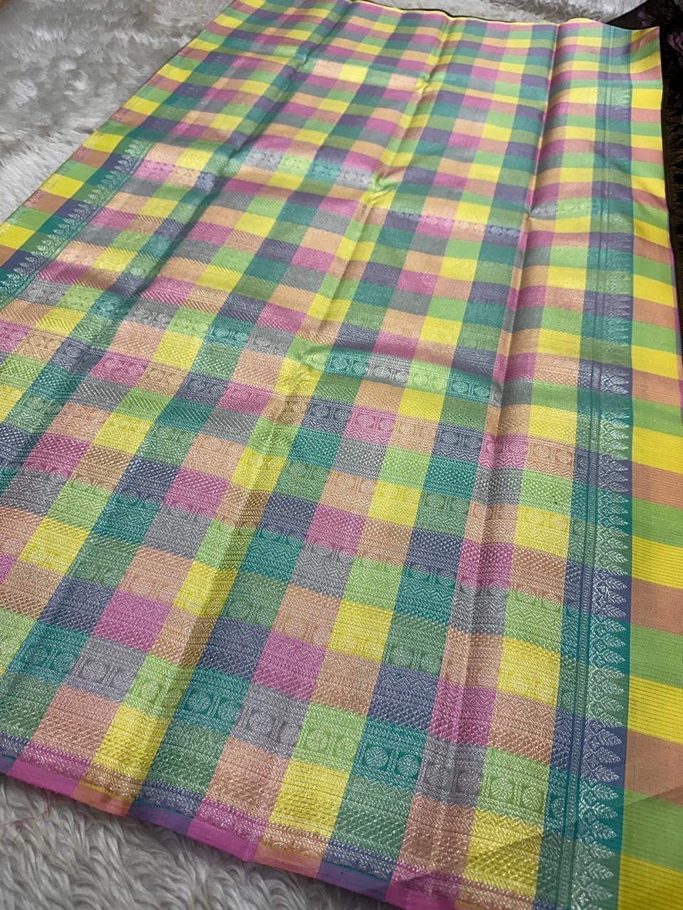 Karuppu Kattam — Banarasi Sona-Rupa Butta
Pure Silk Kanchipuram Saree in deep espresso-black with golden and silver lotus motifs and pastel Madras checks pallu 🌸
Silk Mark Certified ✅ • Fall & Pico Done ✅ • Blouse Stitching Available ($30) ✅ • Free Ship