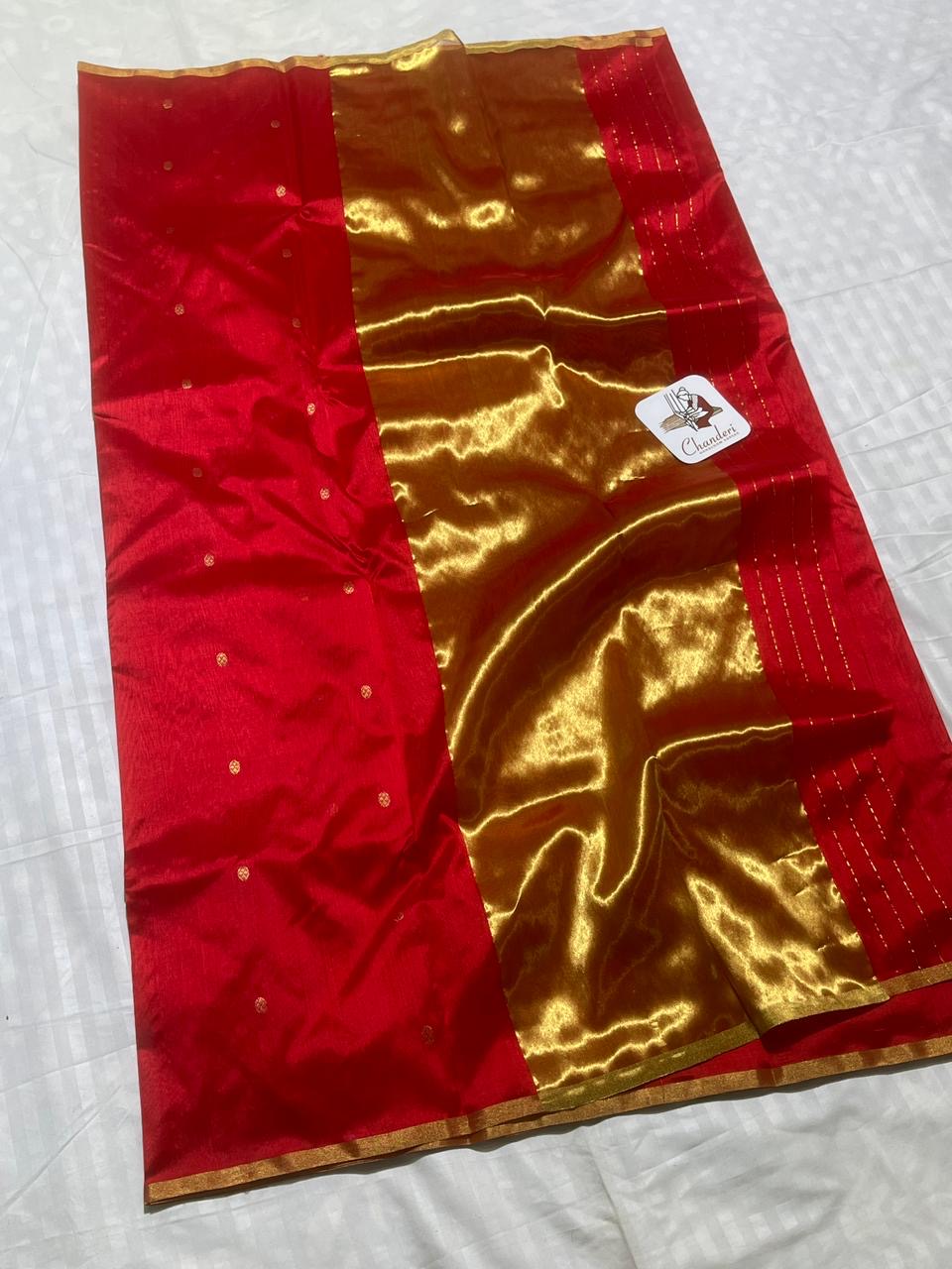 Chidiyaa 🌼✨
Pure Silk Chanderi Handloom Red Saree
All-Over Zari Buttas with Graceful Shimmer
Contrasting Selvedge & Luxurious Zari Pallu
Fall & Pico Done | Blouse Attached | Stitching Available