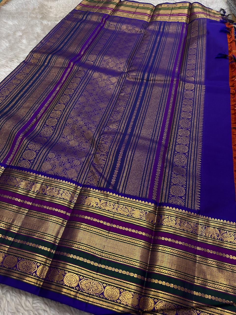 Ruby Grape Purple — Pure Silk Kanchipuram Saree
Kumkum-Red Body with Gold Buttas & Royal-Purple Elephant Zari Border ✨
Silk Mark Certified • Free USA Shipping • Ships in 2 weeks