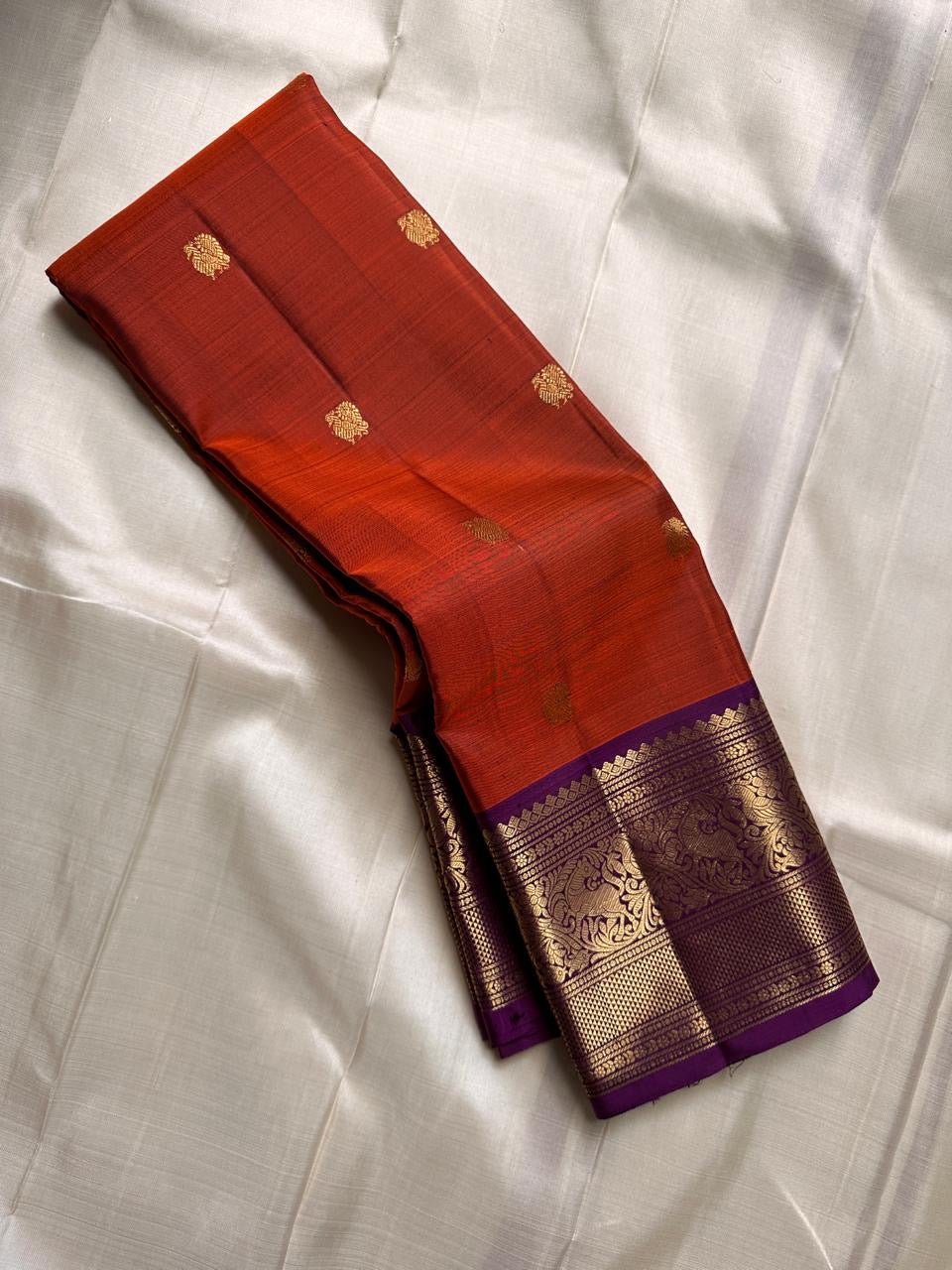 Sindhoora Valli – Orange & Violet Kanchipuram Pure Silk Saree ✨
Auspicious Orange Body with Golden Zari peacock Buttas
Violet Korvai Border with Temple-Inspired Motifs
Grand Violet Pallu with Intricate Zari Weaving
Silk Mark Certified, delivery in 2 week