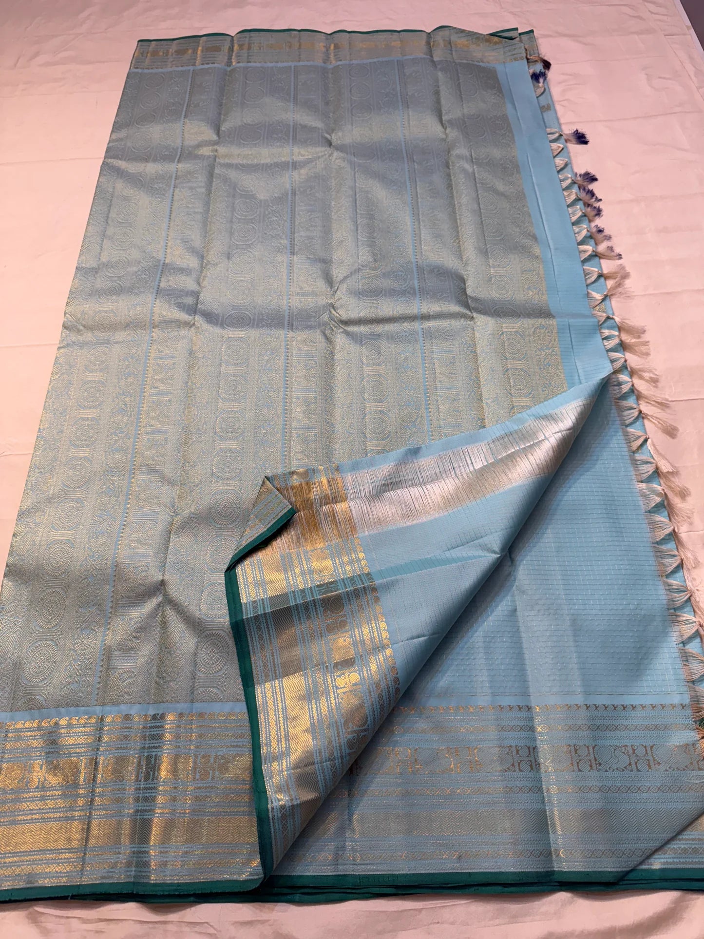 Aakash Butta — Pure Silk Kanchipuram Saree
Ice Aqua Blue with Gold Coin & Paisley Zari Buttas | Teal Edge Border
Silk Mark Certified ✅ • Fall & Pico Done ✅ • Blouse Stitching ($30) ✅ • Ships in Two Weeks • Free Shipping within USA 🇺🇸