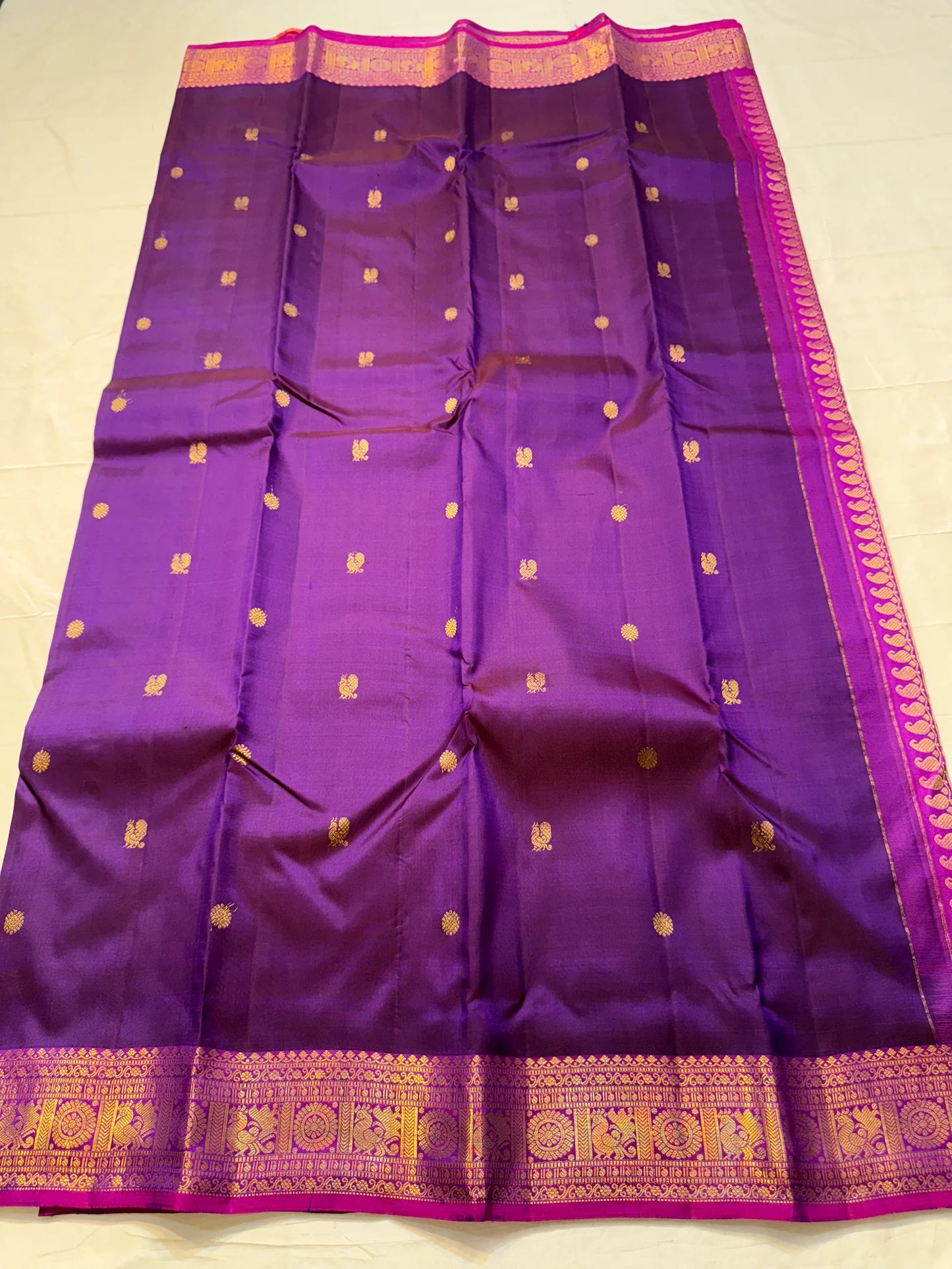 Vedhavalli — Pure Silk Kanchipuram Saree
Royal purple with gold mango buttas & korvai fuchsia border
Magenta–gold brocade pallu, tasselled finish
Silk Mark Certified ✅ • Free USA Shipping ✅ • Ships in Two Weeks ✅