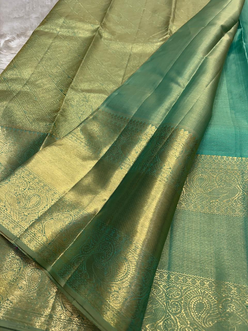 Minted Teal Glow Vaira-oosi
Pastel Teal Body with Silver “Chakram” Buttas
Antique-Gold Zari Paisley Border & Rich Woven Pallu
Silk Mark Certified ✅ Free Shipping within USA ✅
Ships in Two Weeks ✅ Blouse Stitching Available ✅