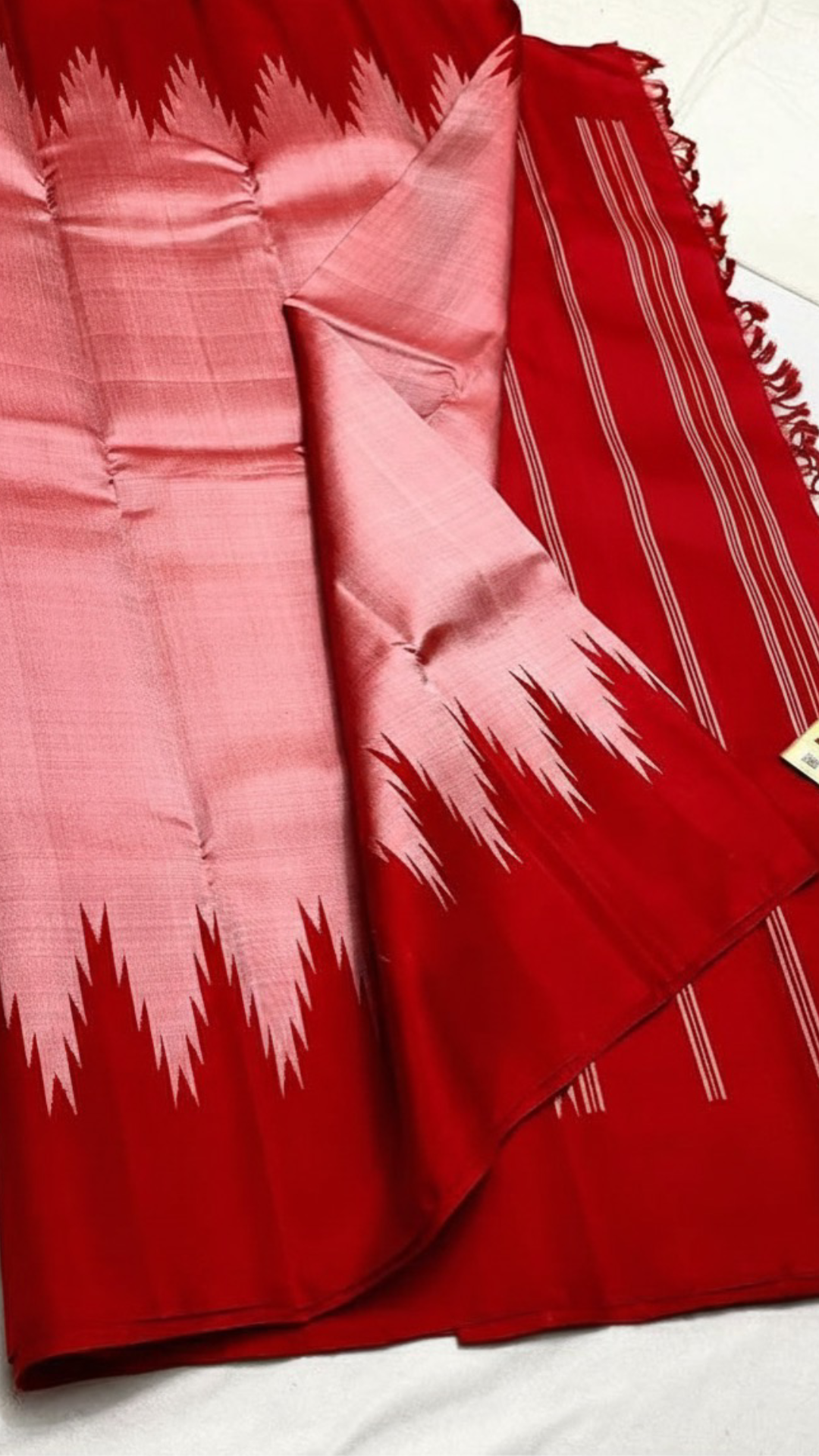 Scarlet Rose Thazampoo Reku — Pure Kanchipuram Silk
Ombre Rose-Pink × Scarlet | Thazampoo (Temple-Tooth) Peaks Weave
Silk Mark Certified ✅ | Free Shipping within USA | Ships in Two Weeks