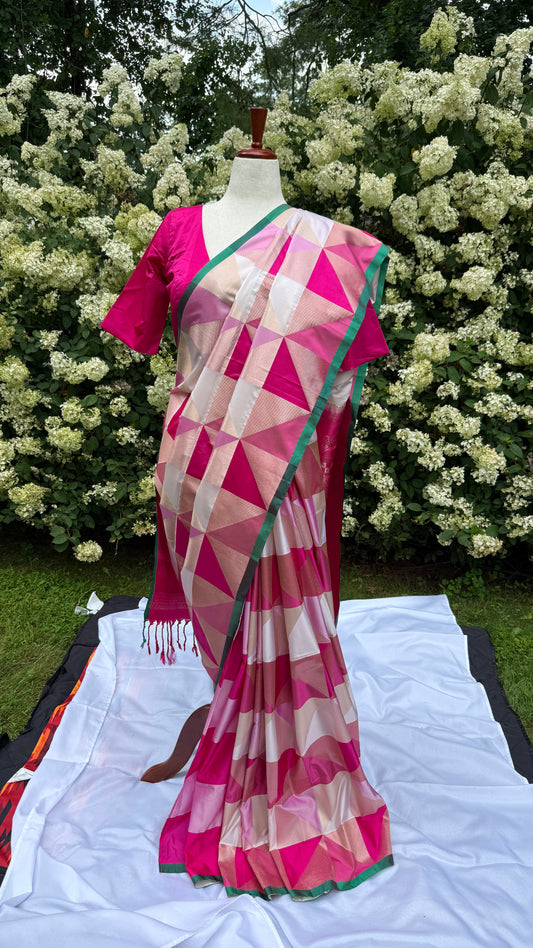 Nila – Ivory, Pastel Pink & Fuchsia Semi-Silk Saree with Geometric Weave.
Paired with a Ready-to-Wear Padded Blouse (Size 36–42)