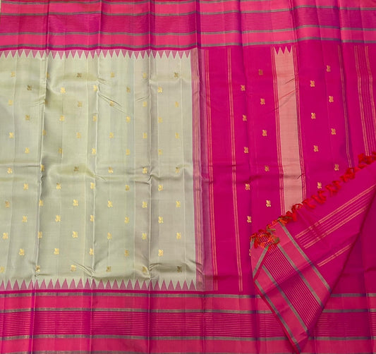 Cardamom Roja • Pure Silk Kanchipuram Saree
Pista Green with Gold Buttas • Rani Pink Contrast & Silver Zari Borders
Silk Mark Certified • Free USA Shipping • Ships in Two Weeks ✅