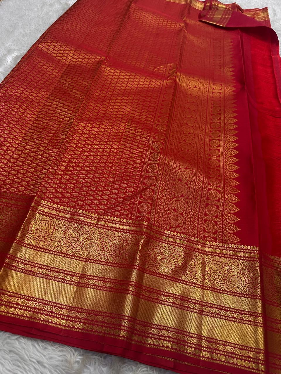 Kani ✨ Red lustrous body with delicate zigzag Zari lines Mulberry Silk Kanchipuram Saree with Intricate Zari Kamalam Buttas, Varisaipet Muthuseer & Annampet Floral Borders, Flowing Vines, Bavanji Border Deck, and Diamond Pet Pallu with Thilakam Motifs!