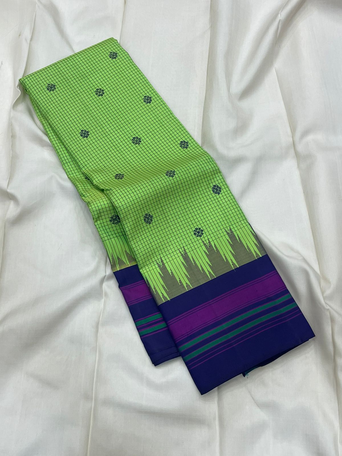 Meadow Green Thazampoo Reku — Pure Silk Kanchipuram Saree
Vibrant meadow-green body with floral buttas & contrast indigo pallu 🌿
Korvai weave with thazampoo reku (petal) motif & magenta borders ✨
Silk Mark Certified • Free Shipping within USA •