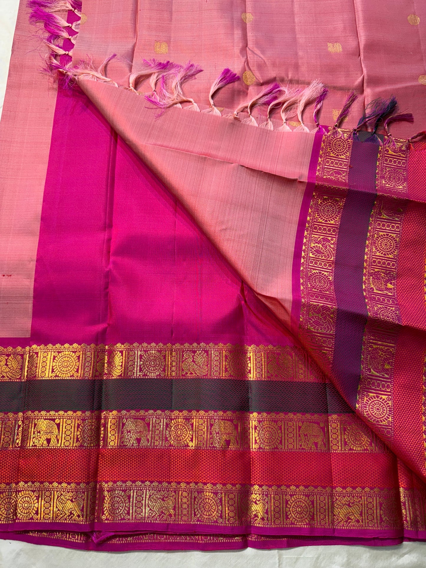 Pure Kanchipuram Silk Saree – Pink Body, Royal Purple Korvai Borders
Annapakshi zari stripes & paisley buttas • contrast purple blouse
Silk Mark Certified • Fall & Pico Done • Blouse Stitching Available ($30)
Free Shipping within USA ships in 2 weeks