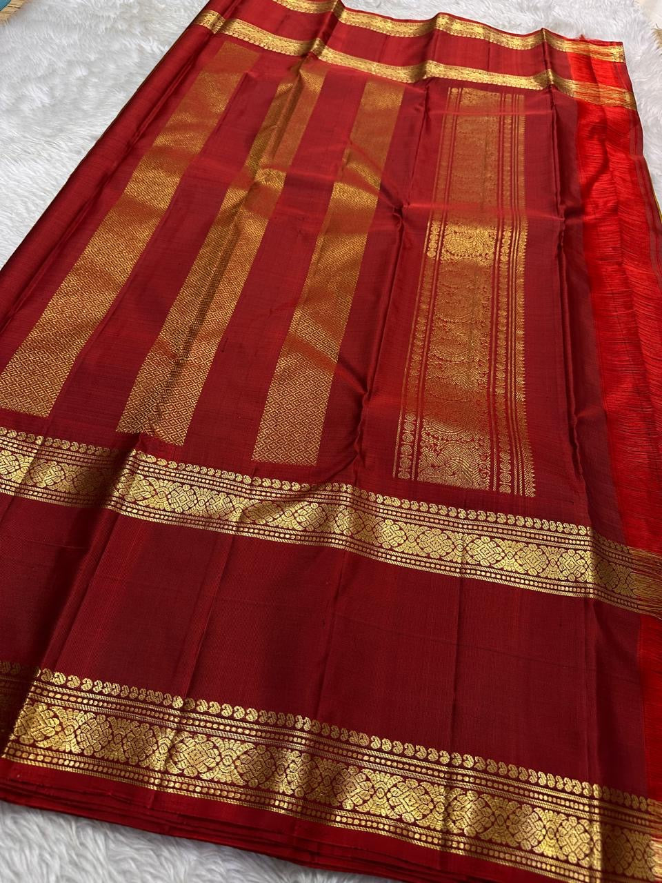 Ponvandu Kumkumam – Pure Kanchipuram Silk Saree
Honey-Gold Body with Zari Buttas
Contrasting Kumkum Red Borders with Floral Zari
Grand Kumkum Red Pallu with Zari Kaddi & Brocade
Silk Mark , | ships in 2 weeks, fall pico | Blouse Stitching Available |