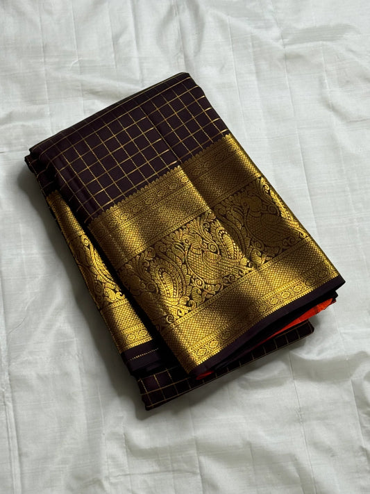 Mathura Layam — Pure Silk Kanchipuram Saree
Deep espresso brown with gold varisaipet checks & peacock zari border
Vermilion red vaira-kattam pallu | Silk Mark Certified | Ships in 2 Weeks | Free USA Shipping