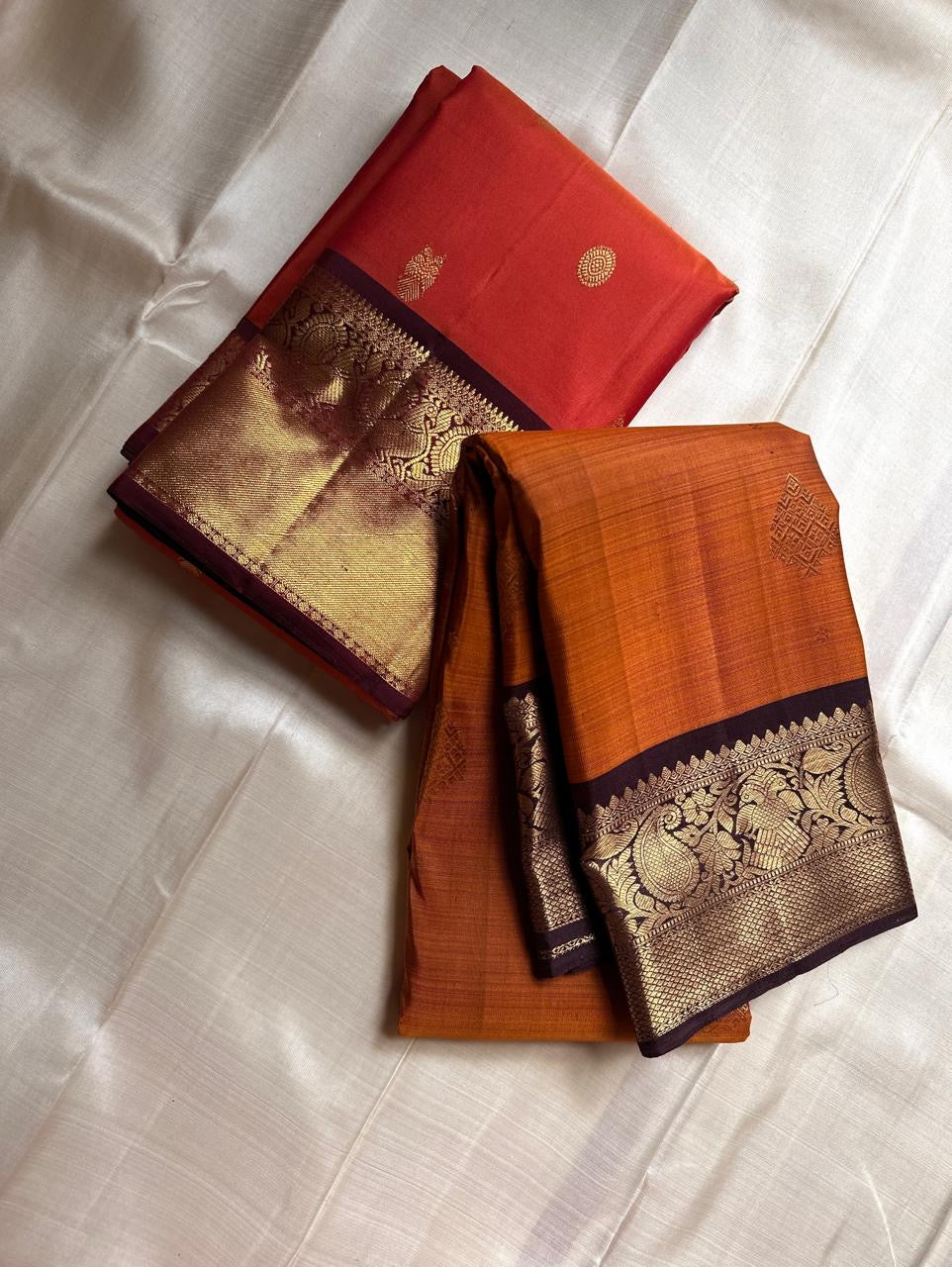 🌸 Rust Orange Ember — Coffee Brown Korvai Kanchipuram
Pure Silk | Mango–Paisley Zari Borders
Rust Orange Body with Zari Buttas ✨
Coffee Brown Brocade Pallu with Diamond Jaal 💛
Silk Mark Certified | Free Shipping (USA) | Ships in Two Weeks